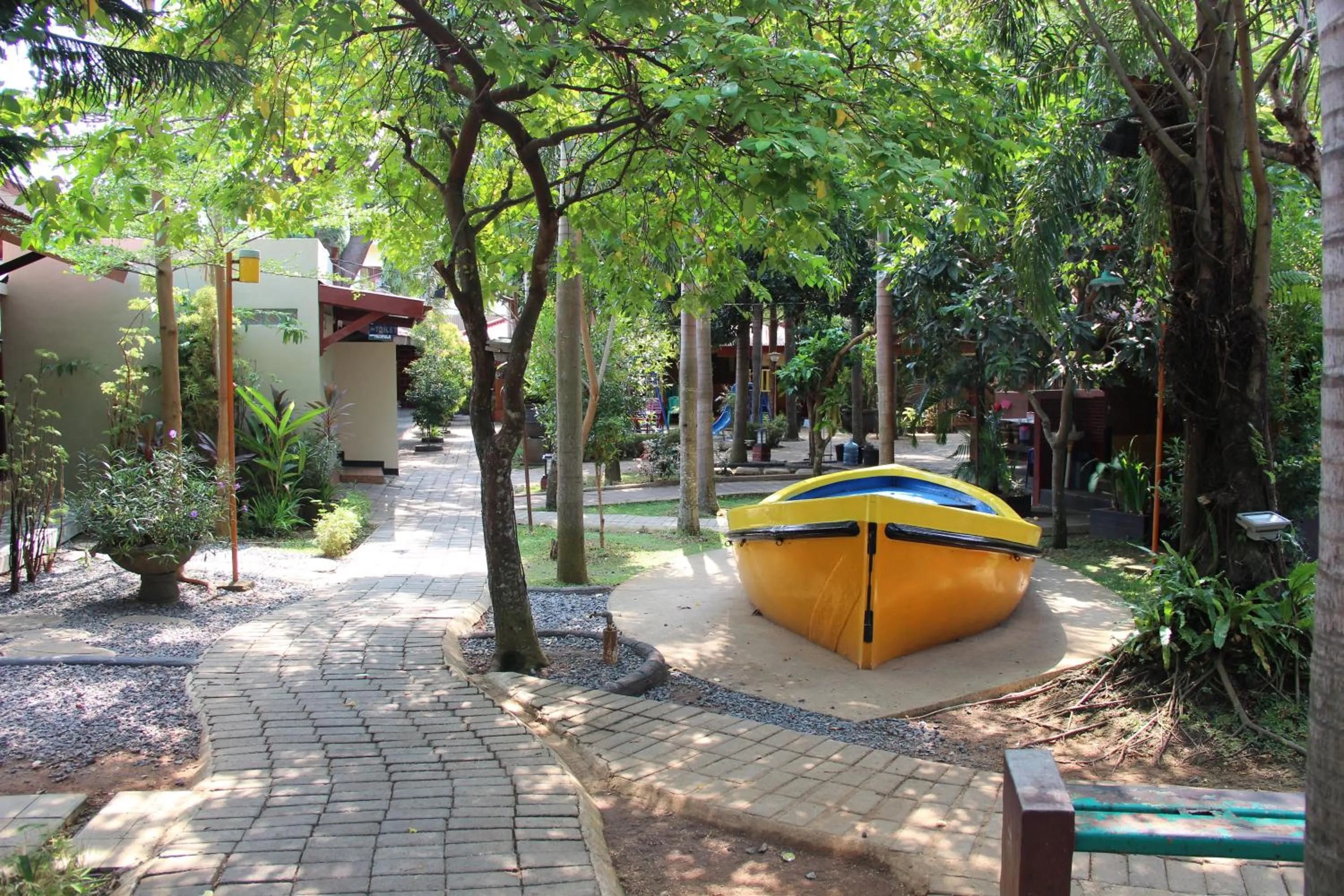 Restaurant/places to eat in Bamboe Inn Homestay