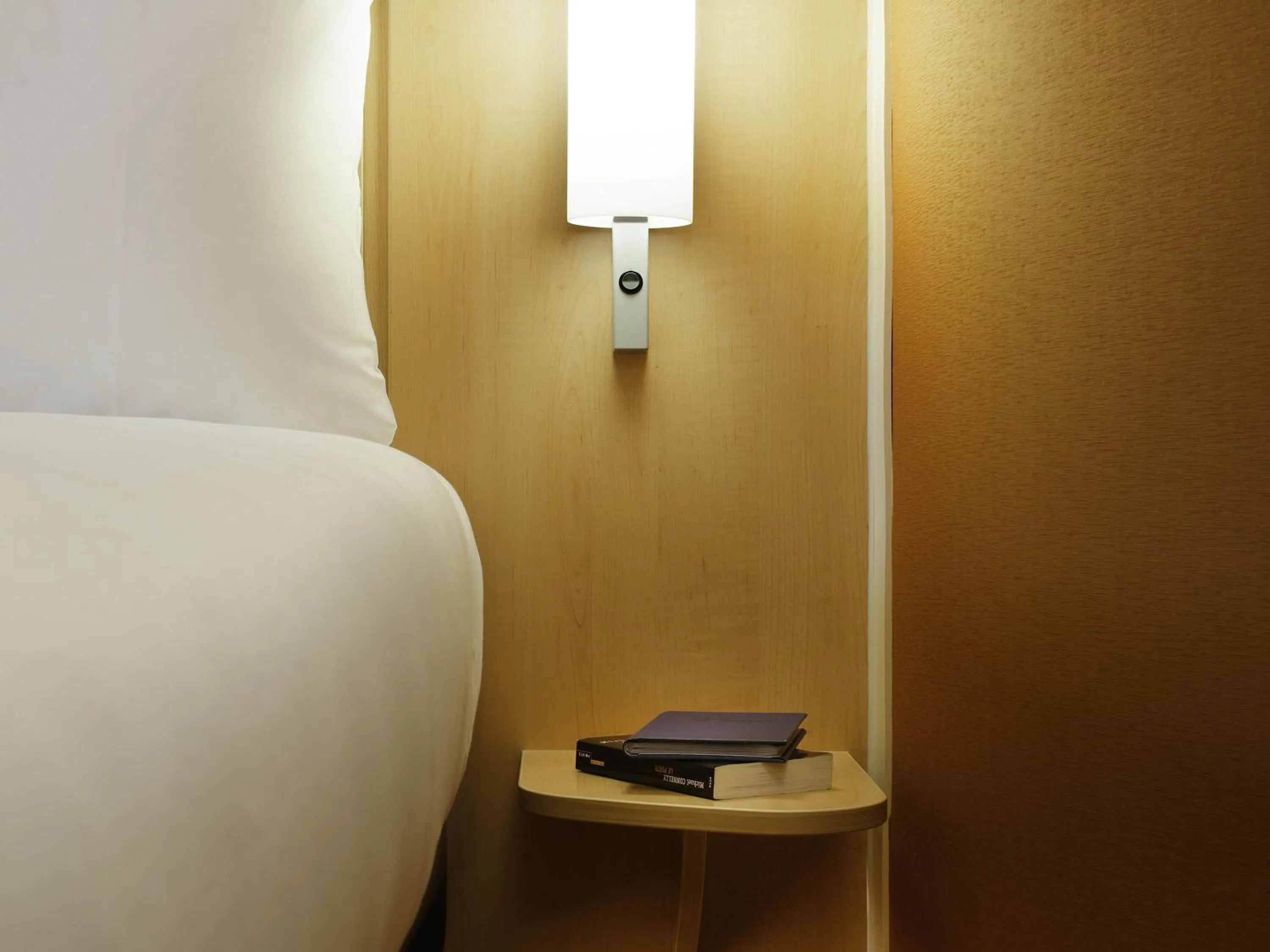 Bedroom, Bed in ibis London Shepherds Bush - Hammersmith