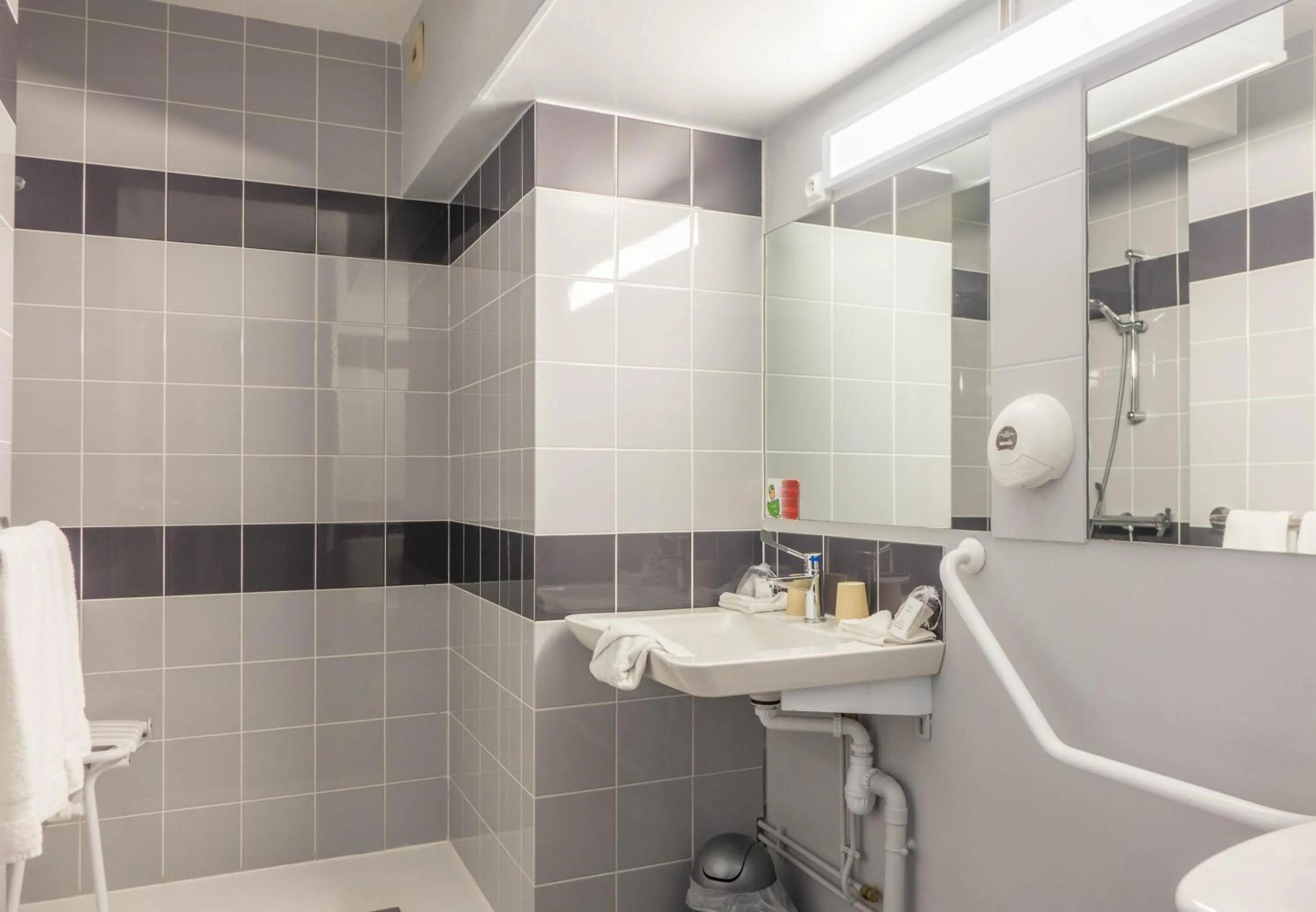 Shower in As Hotel Orléans Nord Artenay