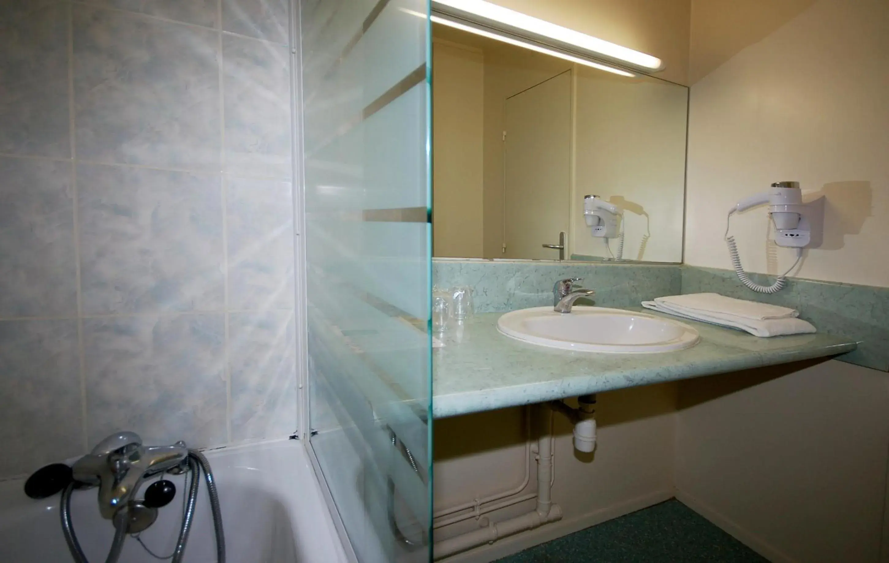 Double Room in As Hotel Orléans Nord Artenay Double Room in As Hotel Orléans Nord Artenay