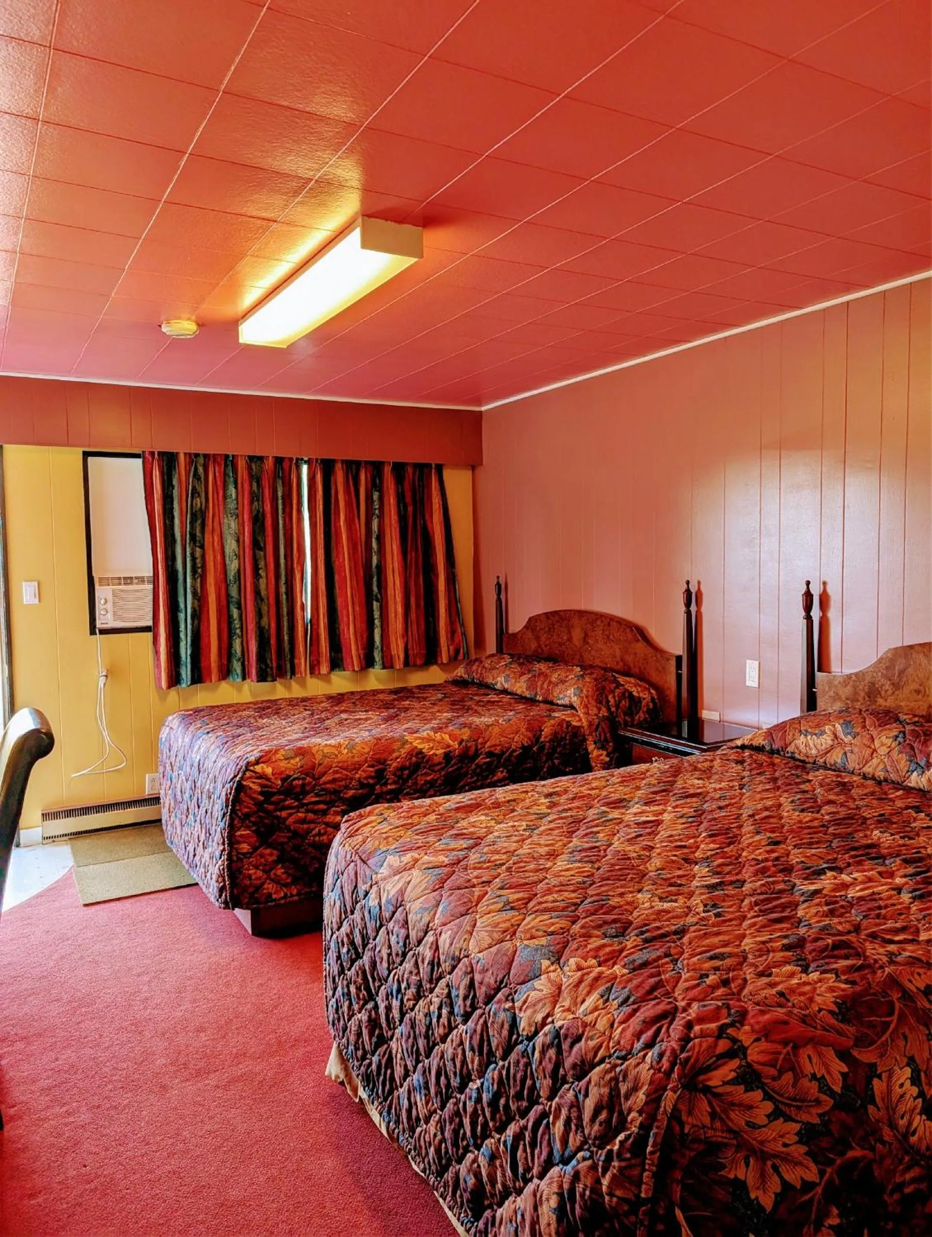 Bed in Gold Pan Motel