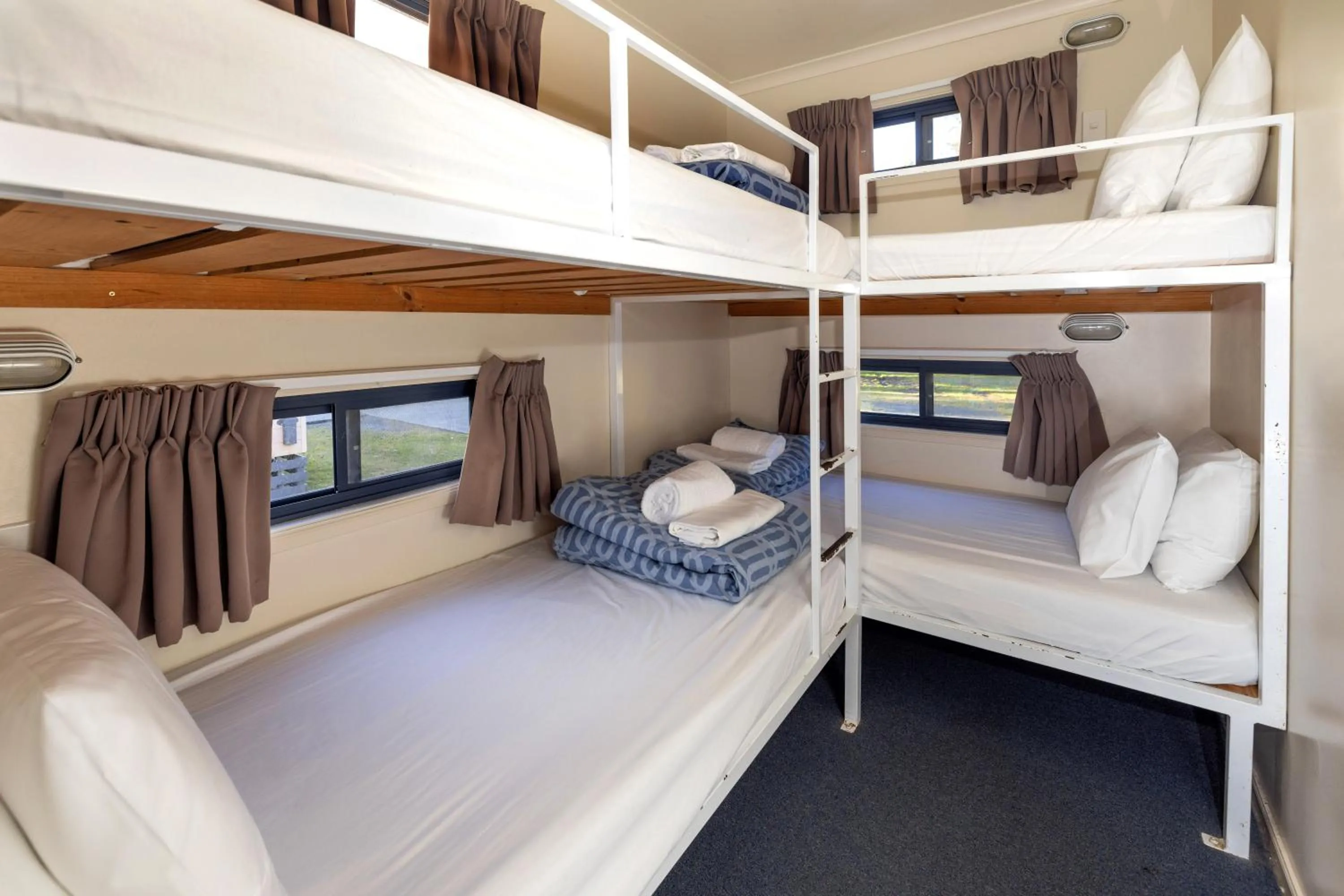 Bedroom, Bed in Lakeside Forster Holiday Park