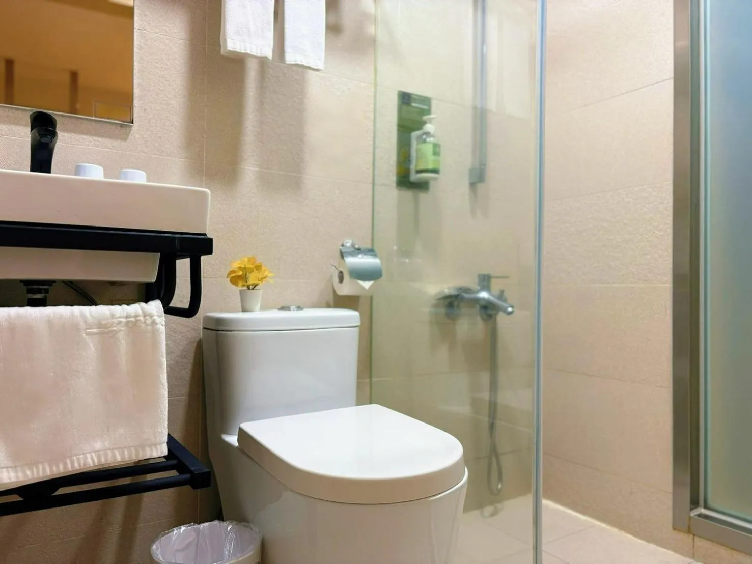 Shower in Wemeet Hotel Taipei