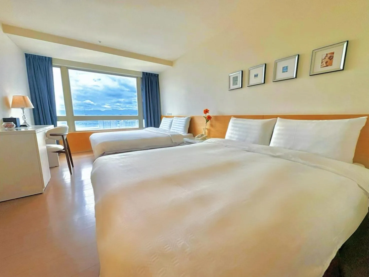 Photo of the whole room, Bed in Wemeet Hotel Taipei