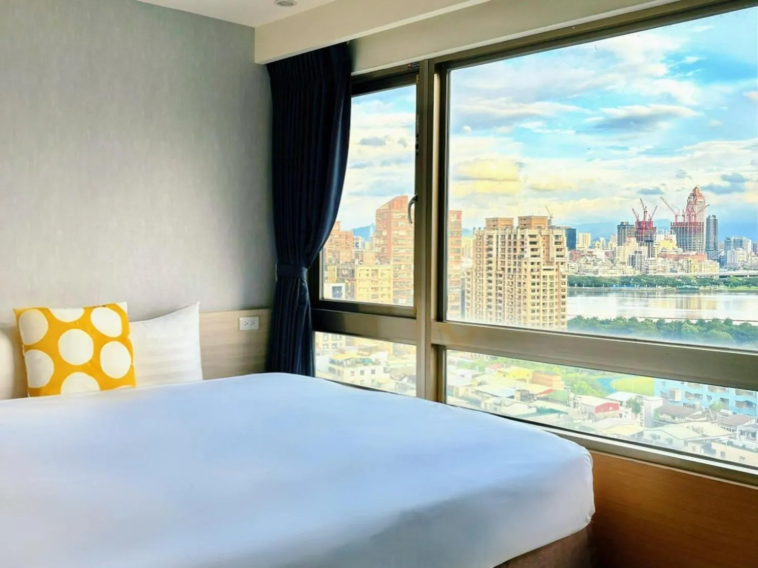 Bed in Wemeet Hotel Taipei