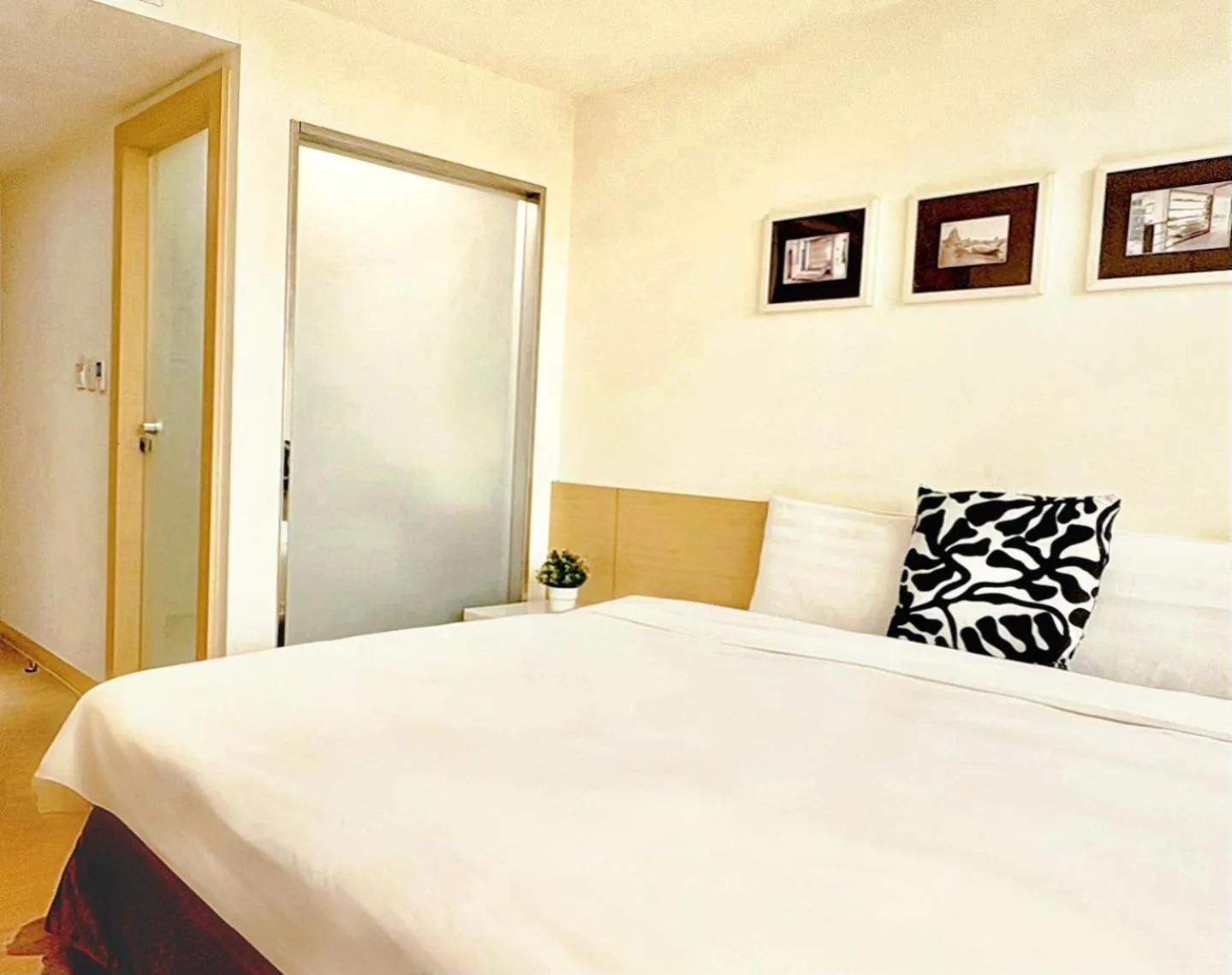 Bed in Wemeet Hotel Taipei