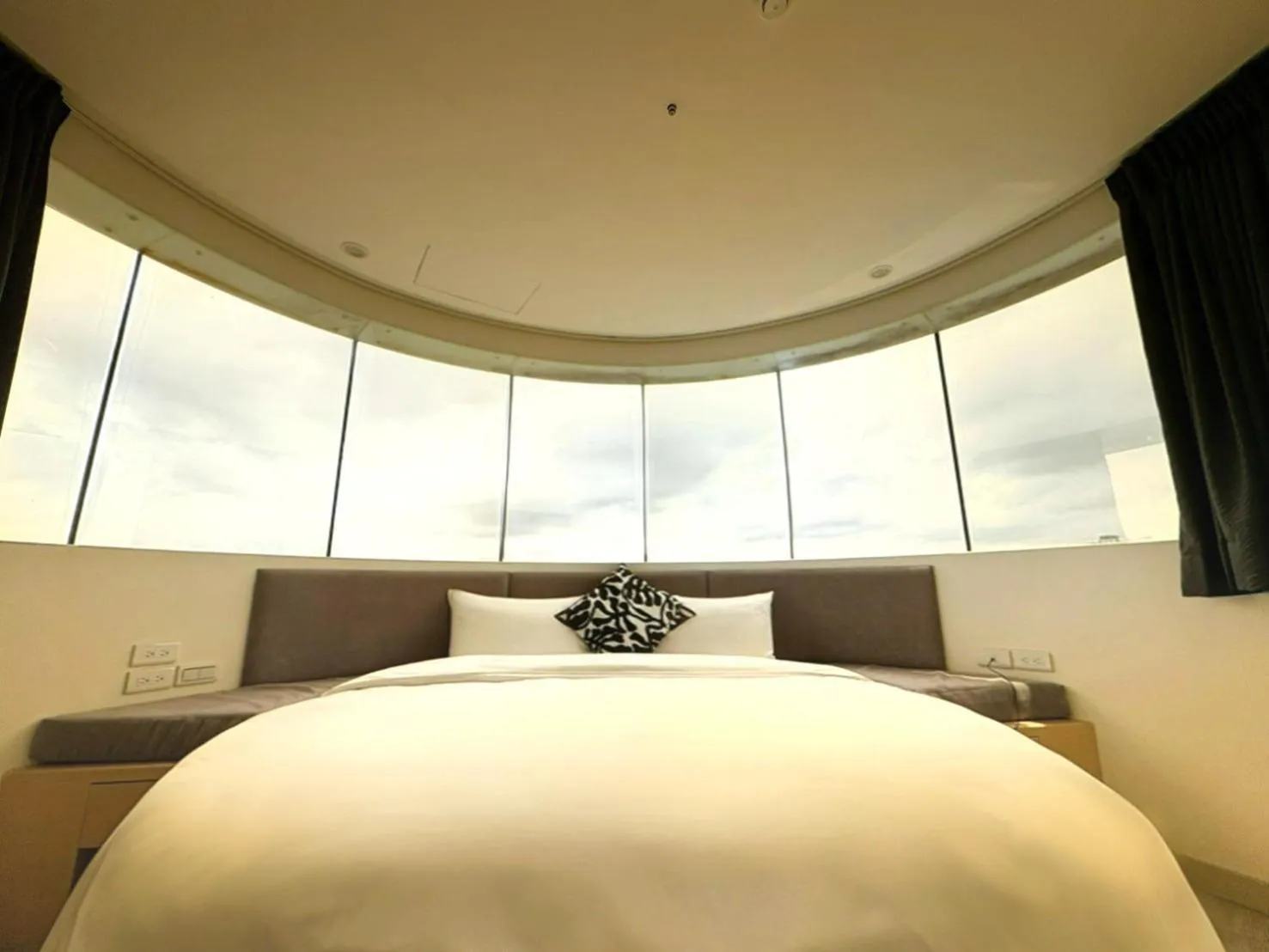 Bed in Wemeet Hotel Taipei