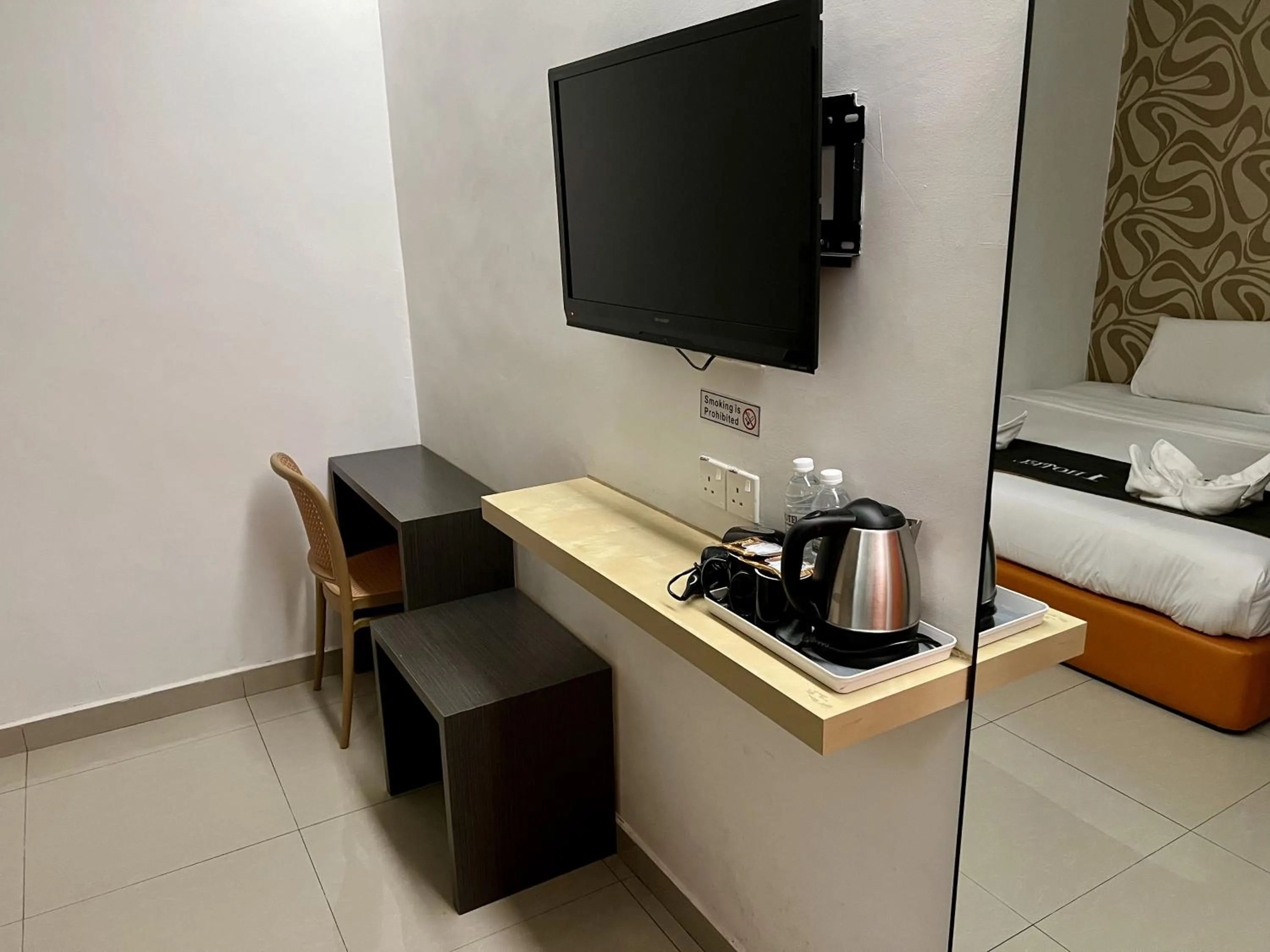 Property building, Bed in 1 Hotel Kuchai Lama