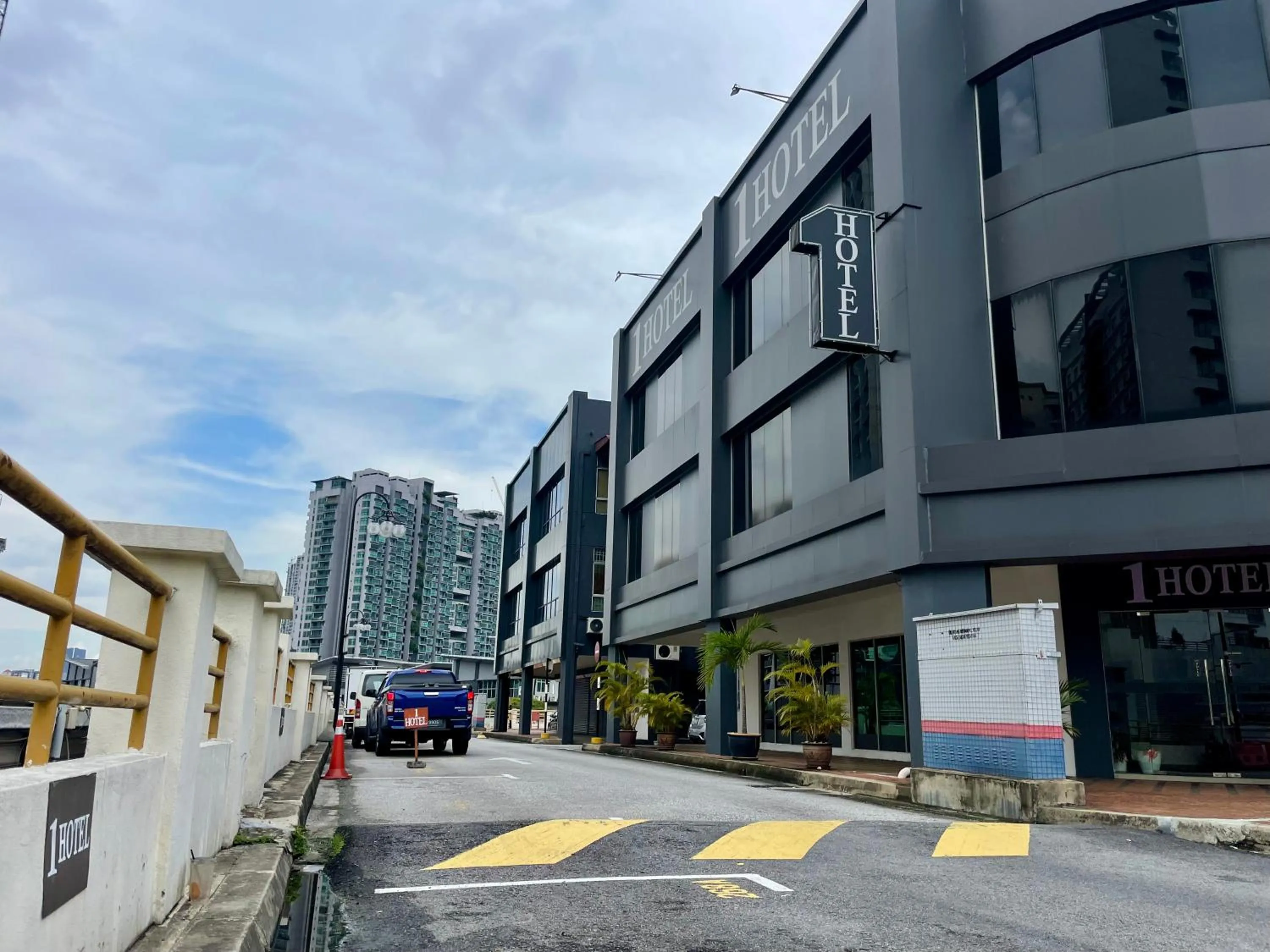 Street view in 1 Hotel Kuchai Lama