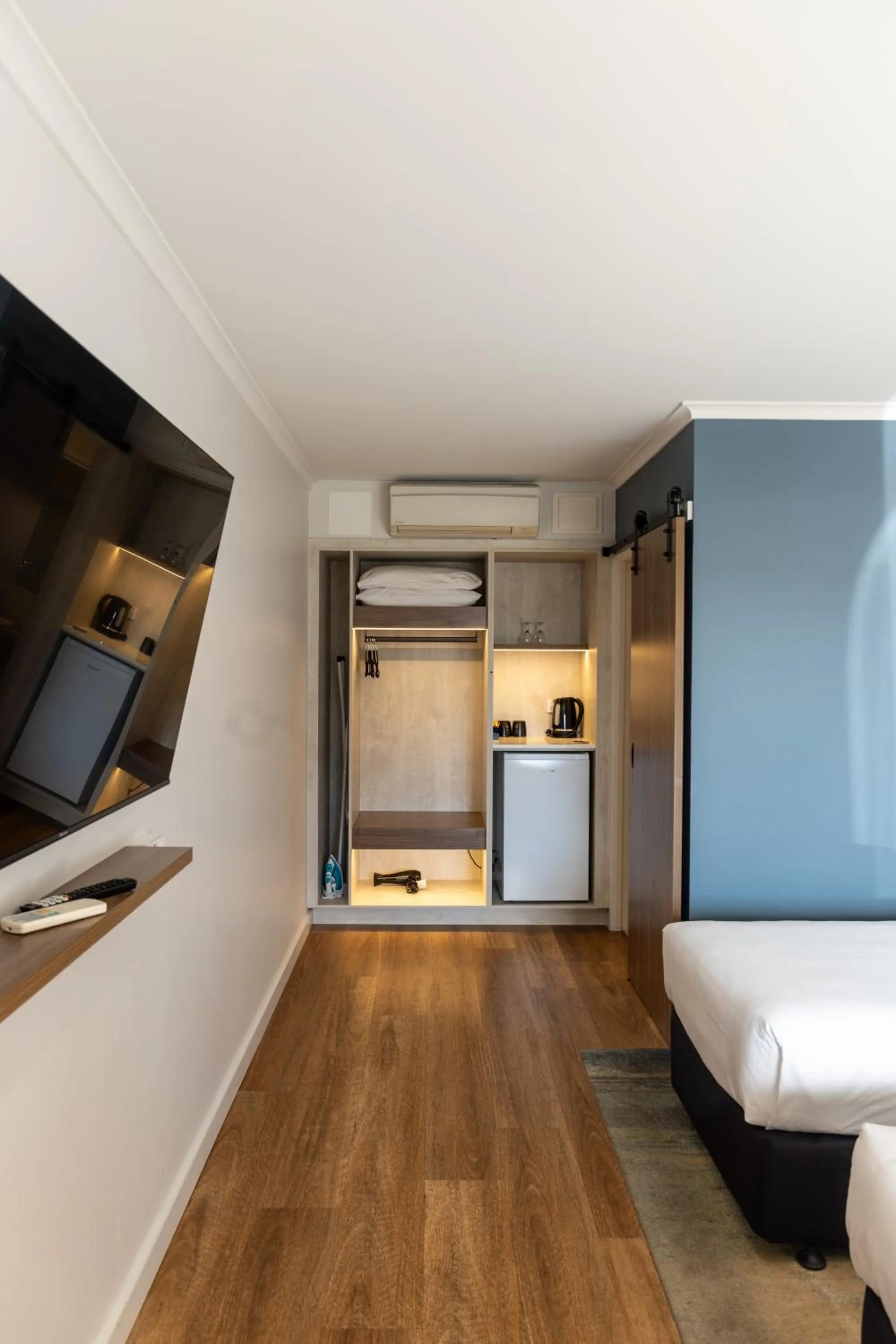 Photo of the whole room, Bed in Beachfront Bicheno