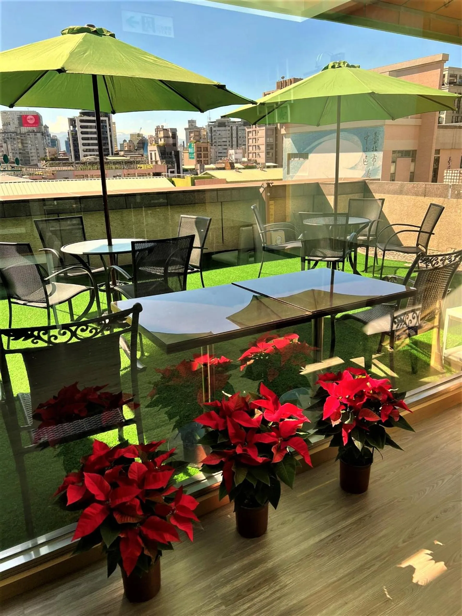 Restaurant/places to eat in Link World Hotel