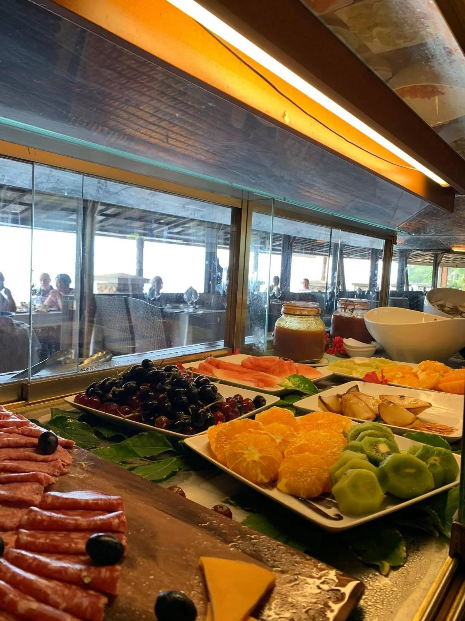 Buffet breakfast in Royal Tahitien