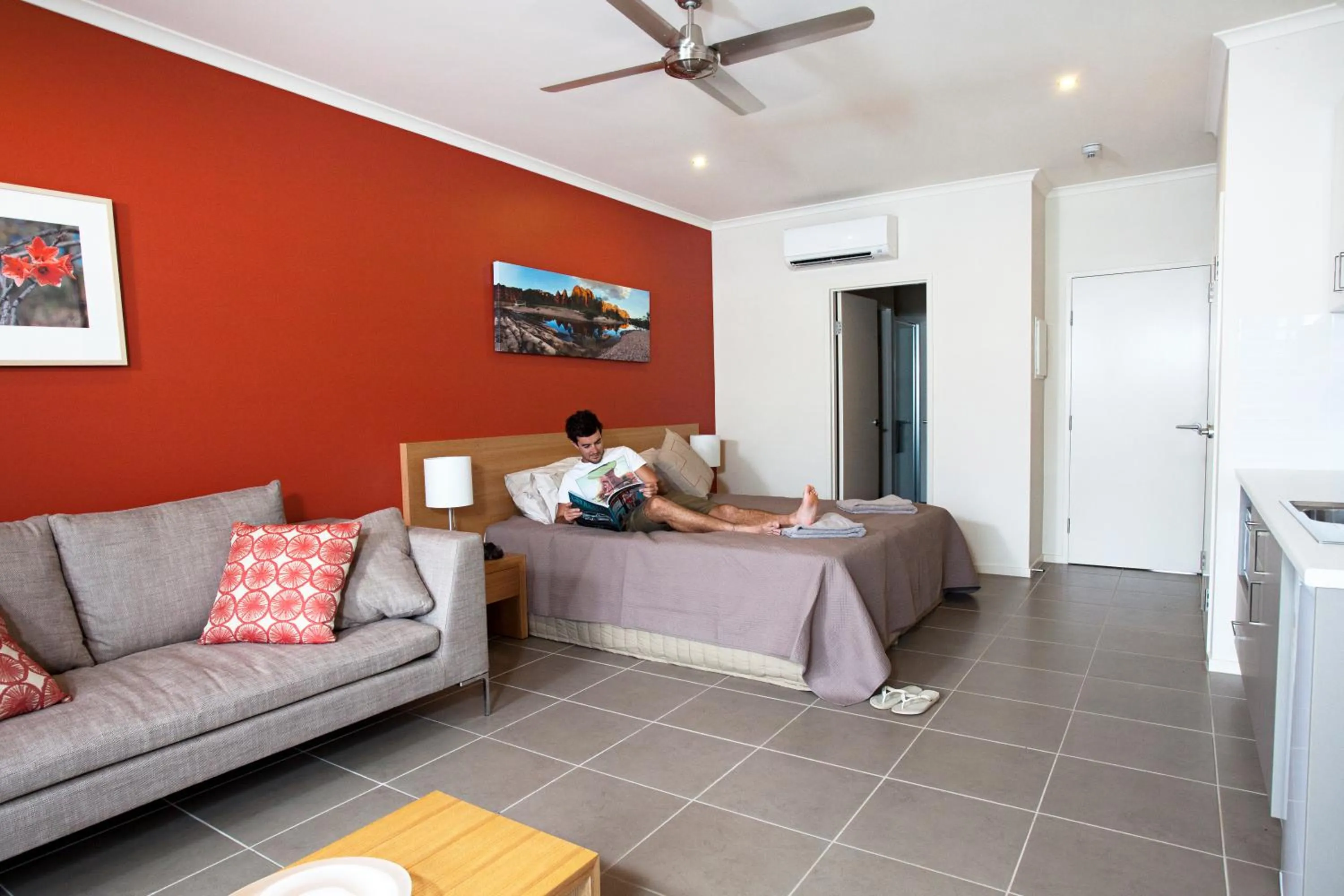 Photo of the whole room, Bed in Freshwater East Kimberley Apartments