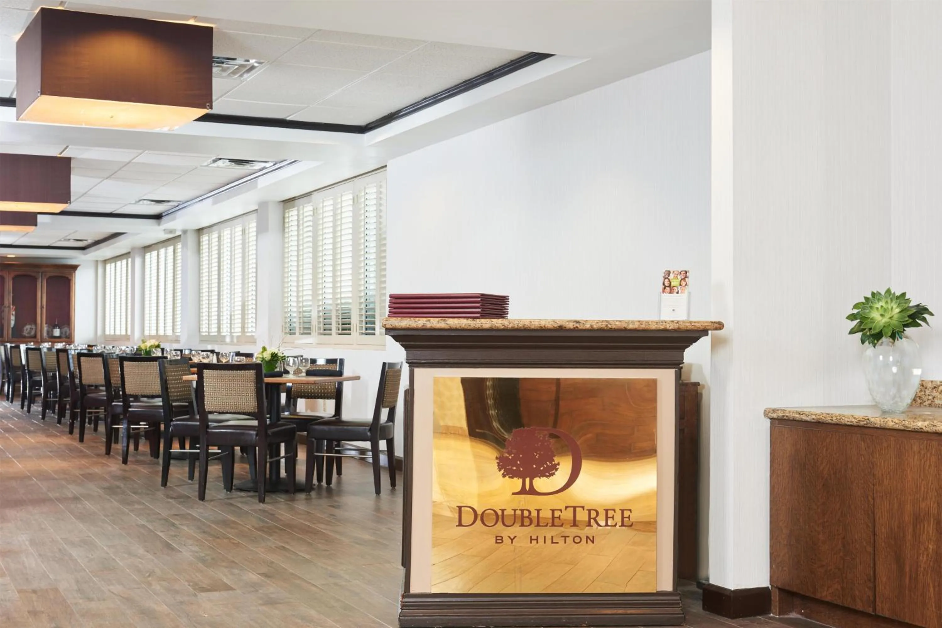 Restaurant/places to eat in DoubleTree by Hilton Dallas Market Center