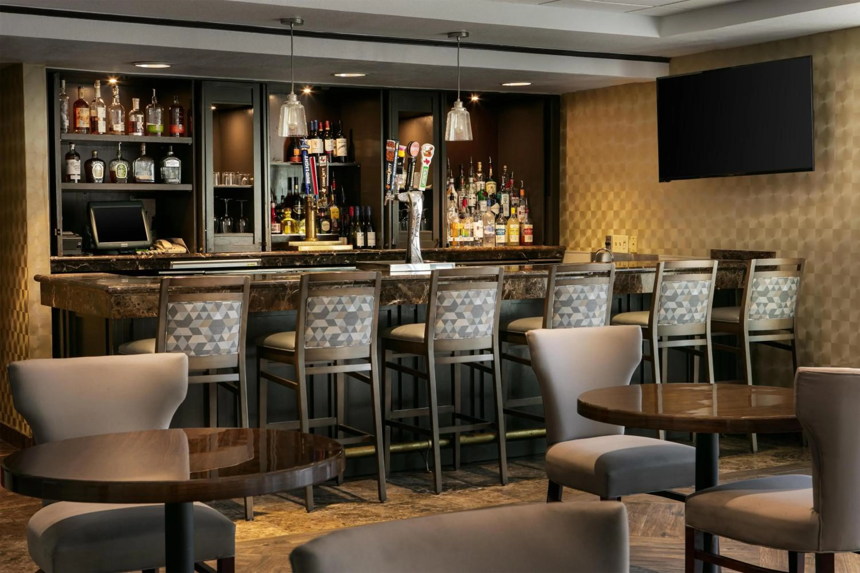 Lounge or bar in DoubleTree by Hilton Dallas Market Center