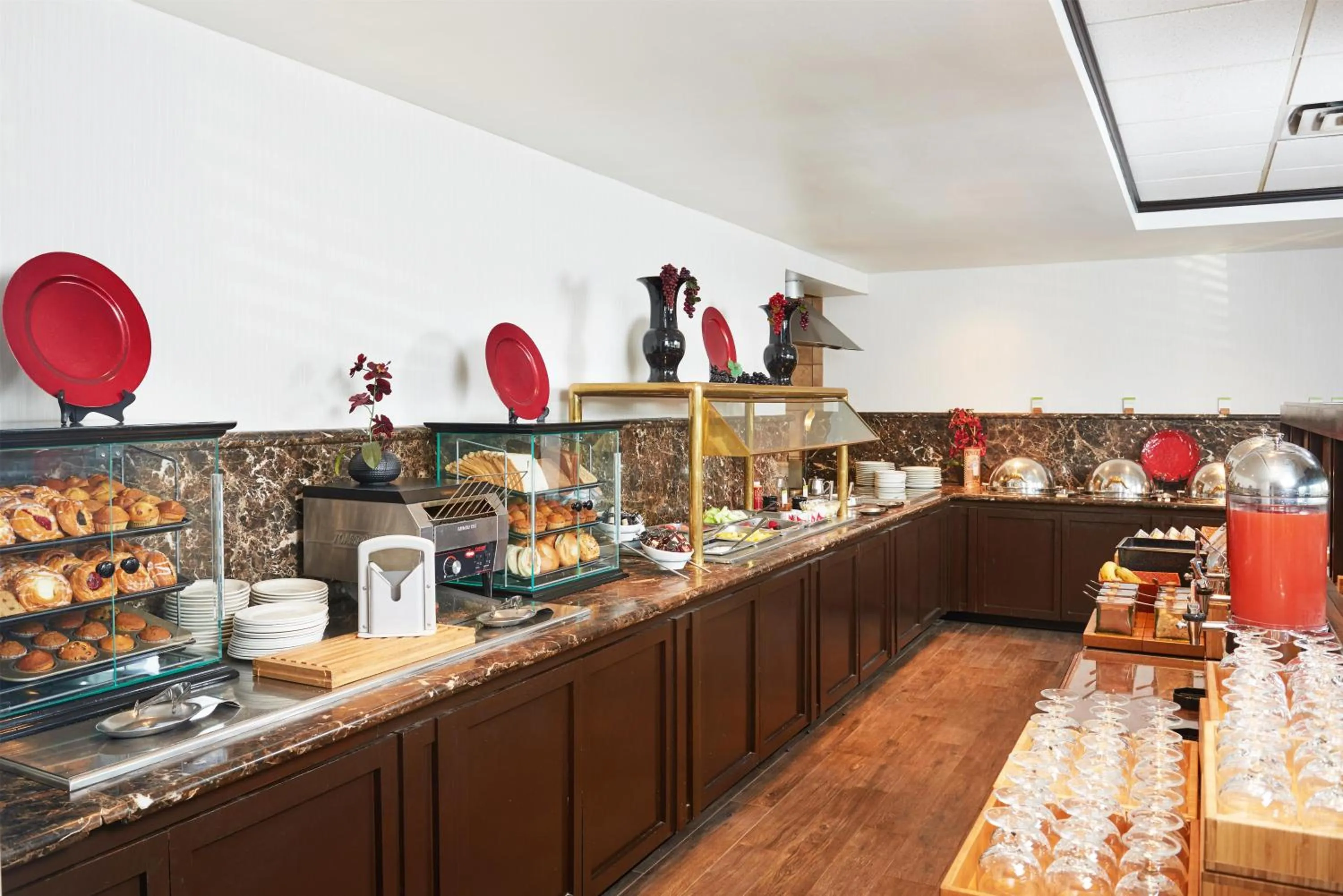 Restaurant/places to eat in DoubleTree by Hilton Dallas Market Center