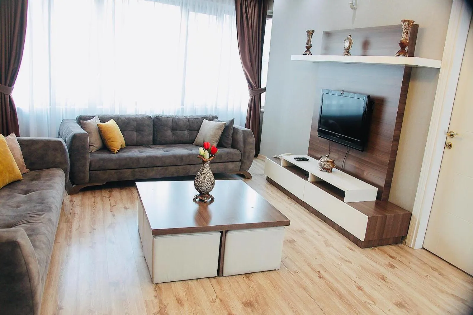 Communal lounge/ TV room in Golf Royal Residence