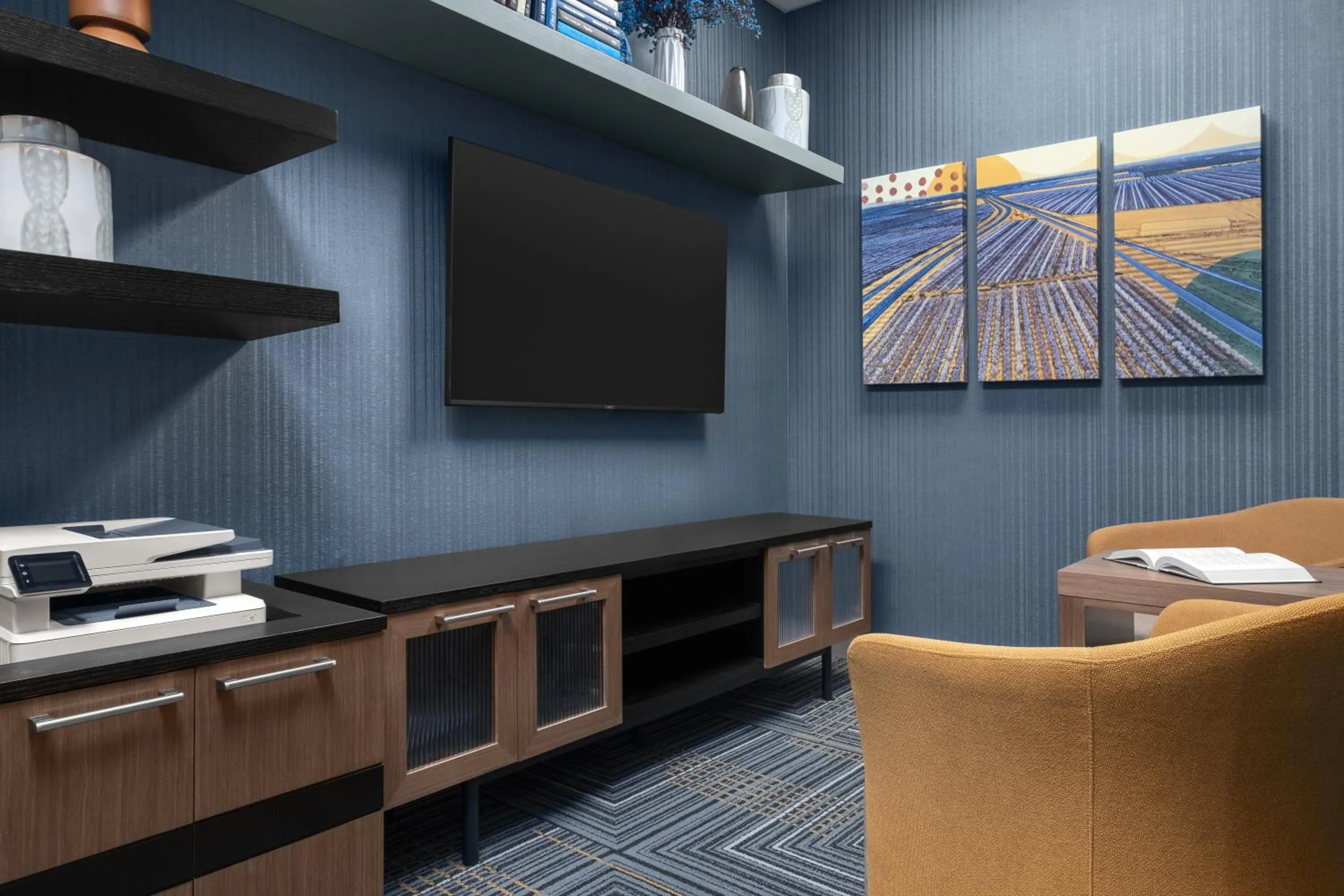 Communal lounge/ TV room in Homewood Suites by Hilton Fresno