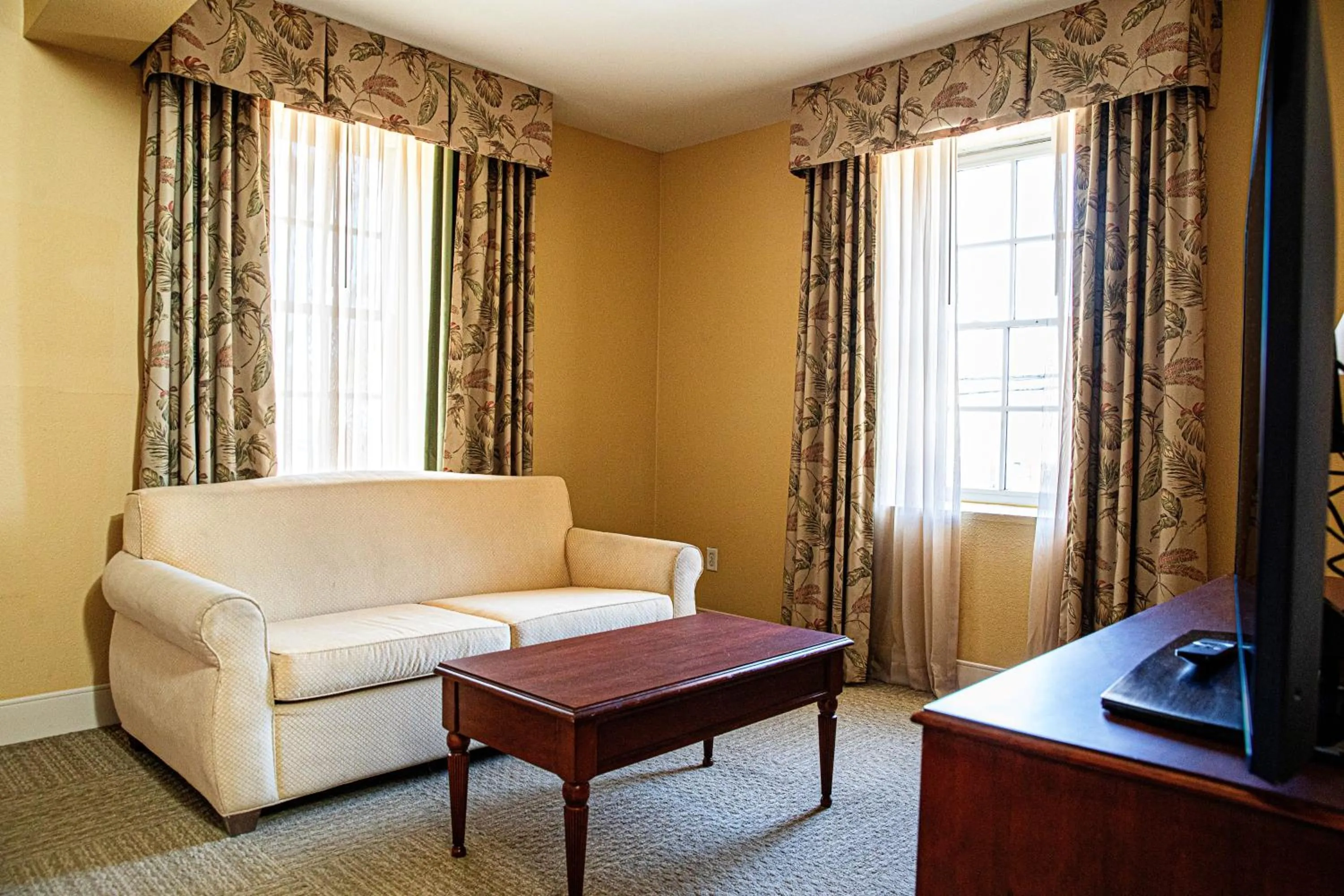 Living room in Hampton Inn Charleston-Historic District