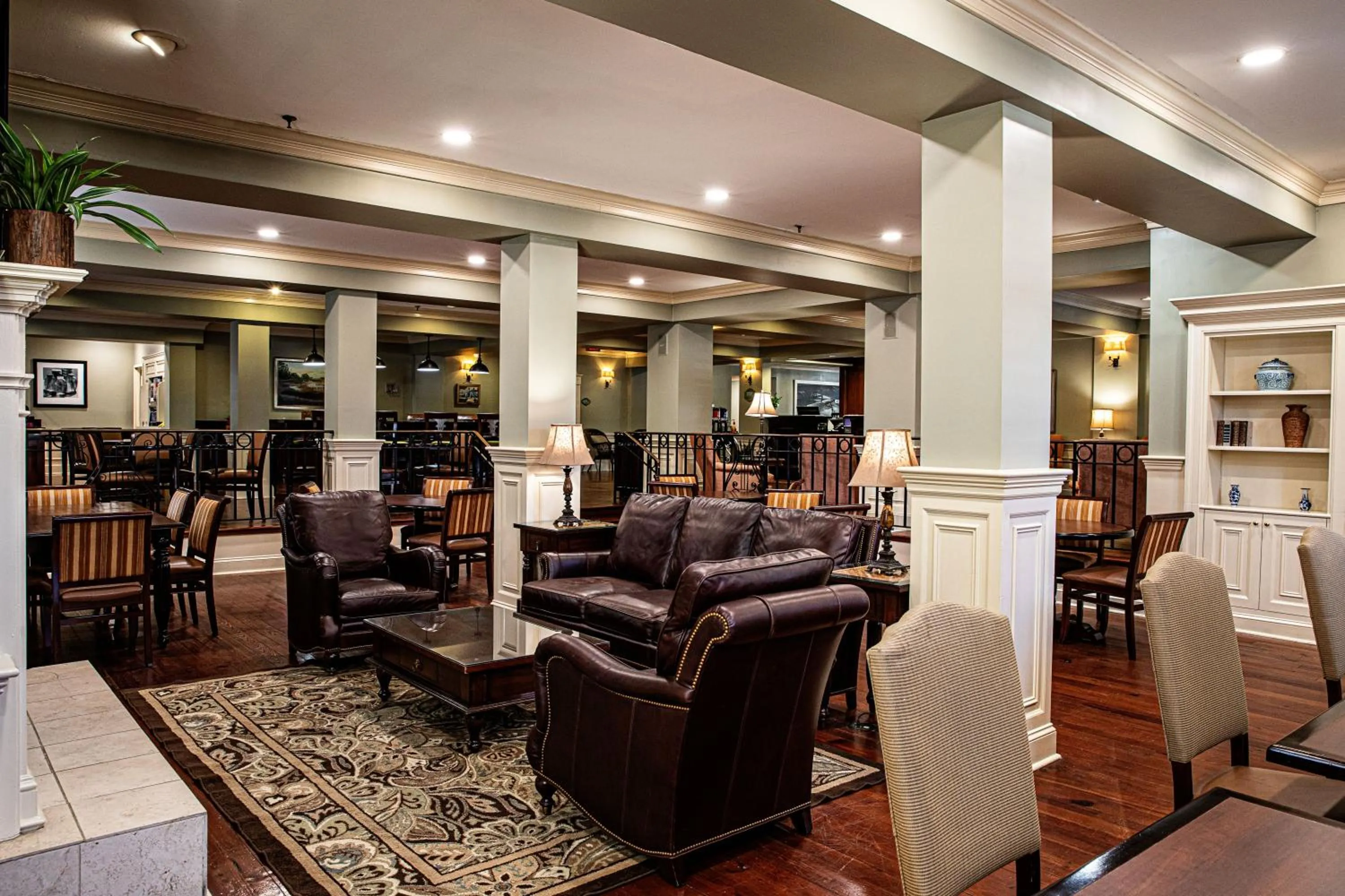 Communal lounge/ TV room in Hampton Inn Charleston-Historic District