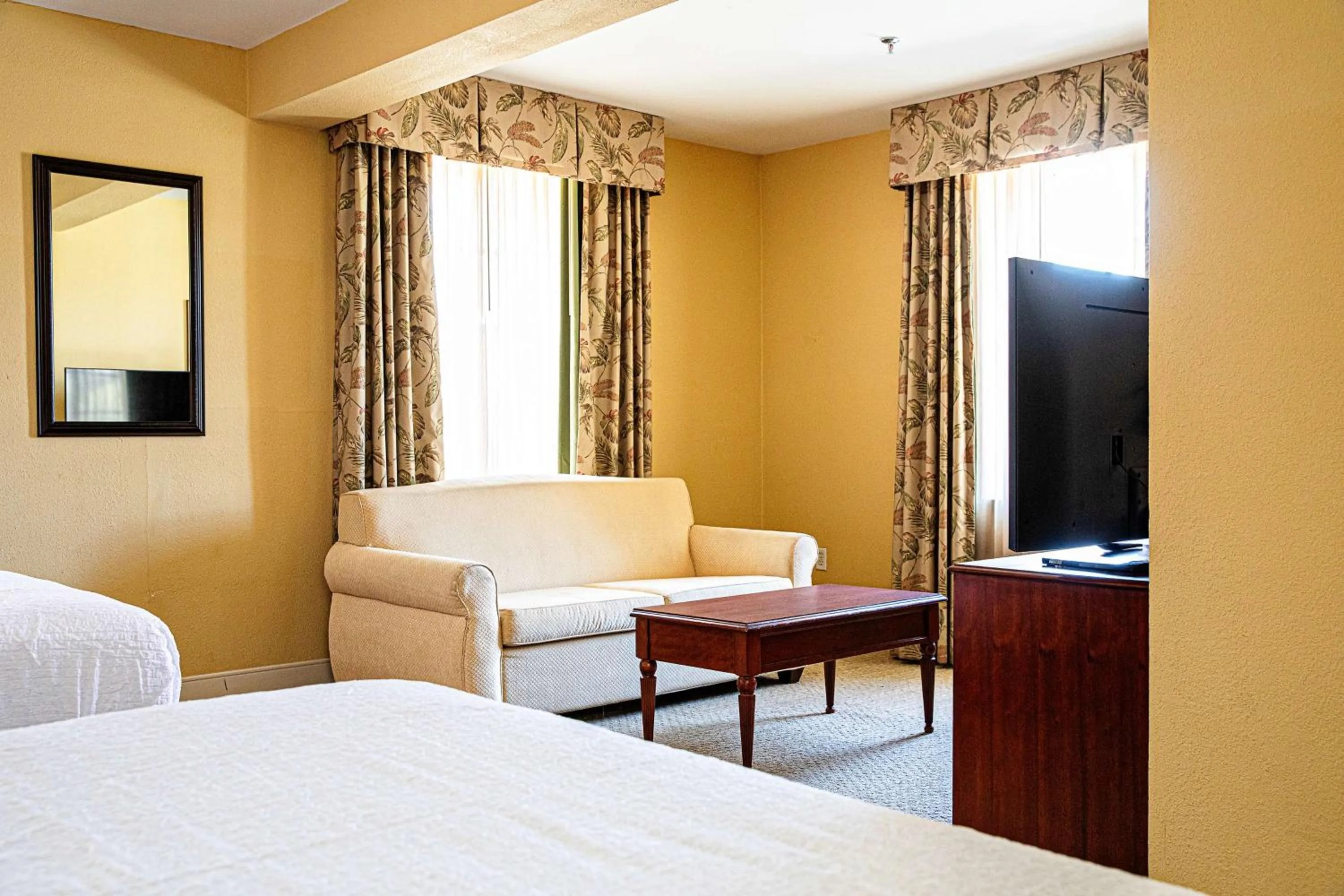 Living room, Bed in Hampton Inn Charleston-Historic District