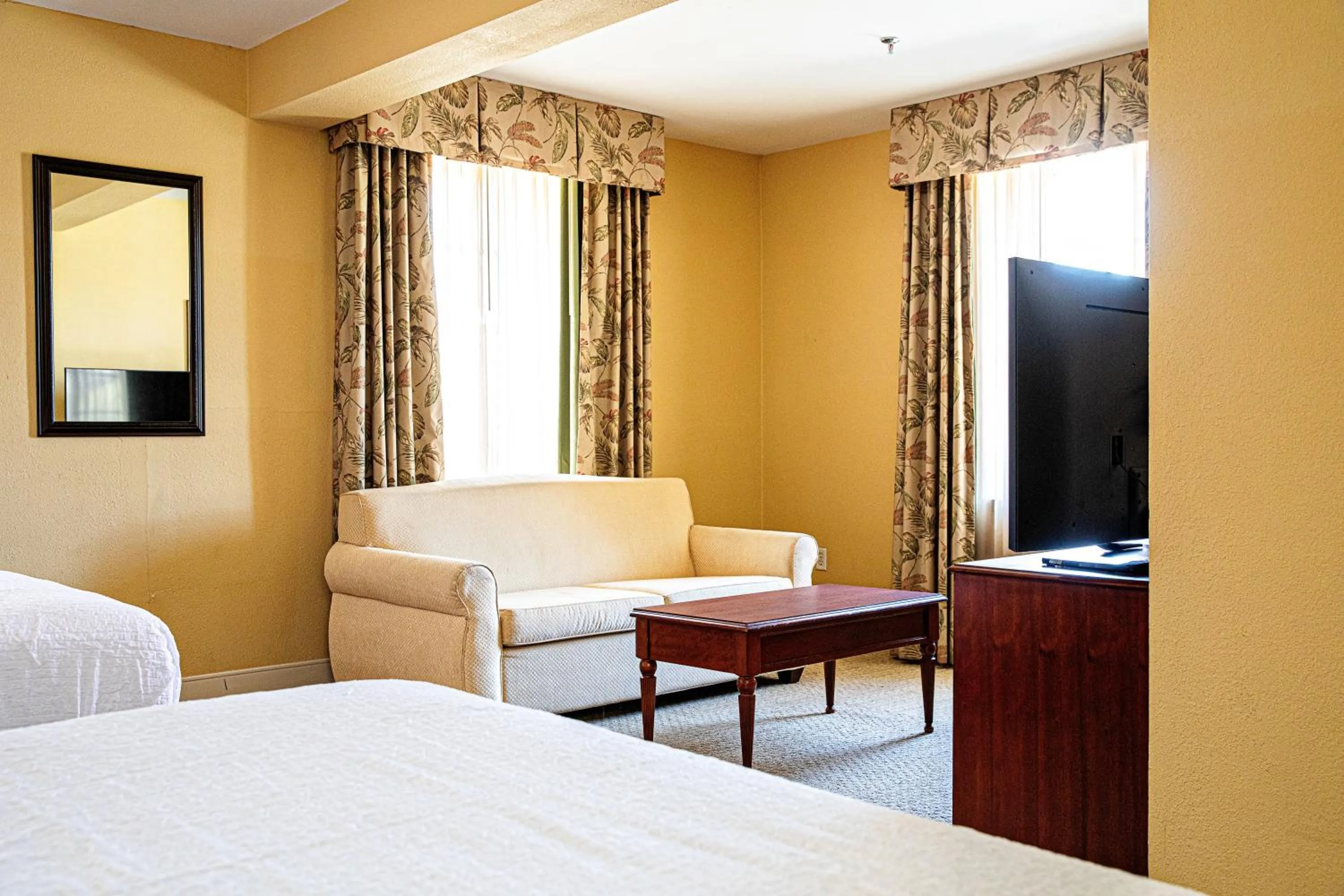 Seating area, Bed in Hampton Inn Charleston-Historic District
