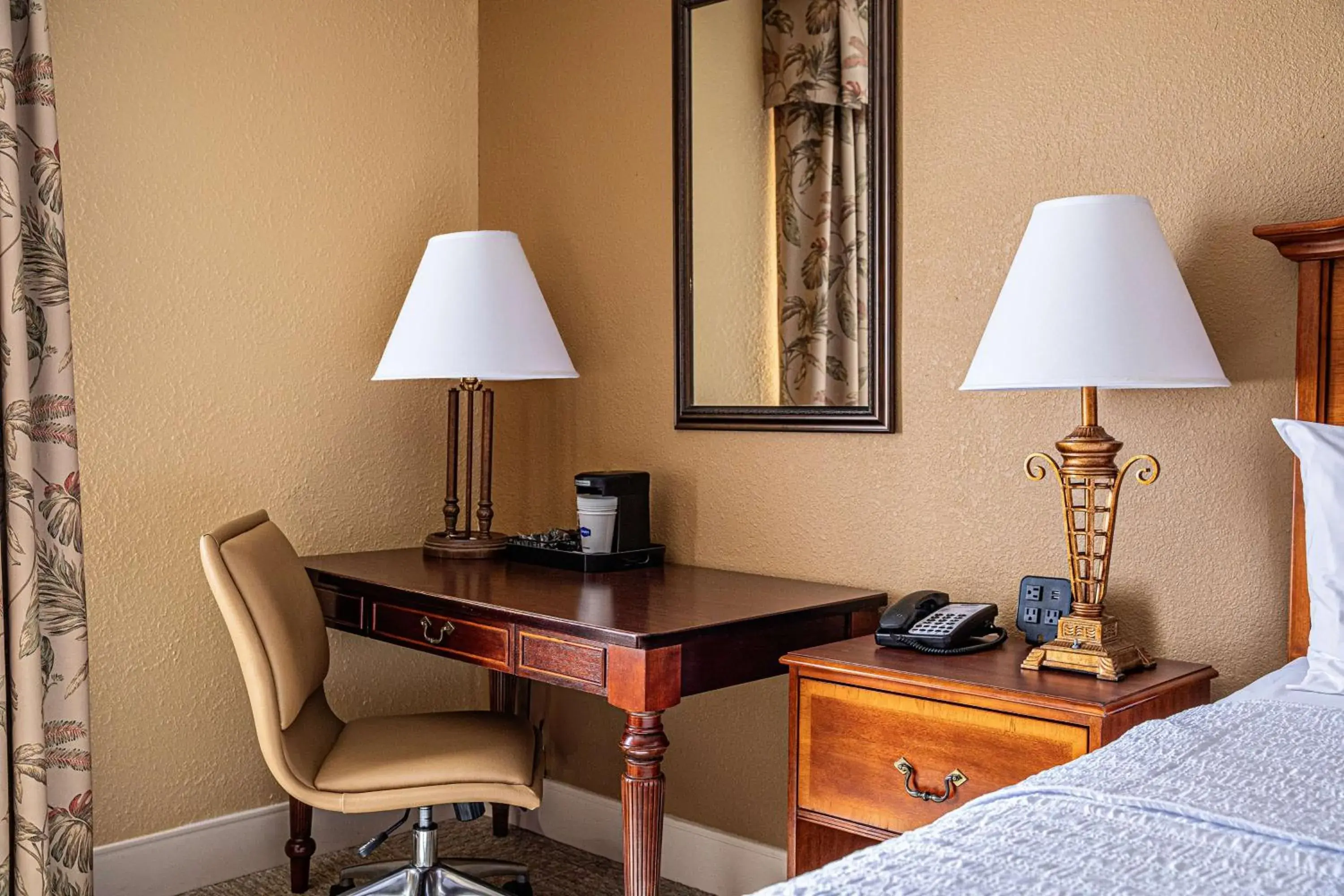 Deluxe King Room - Non-Smoking in Hampton Inn Charleston-Historic District Deluxe King Room - Non-Smoking in Hampton Inn Charleston-Historic District