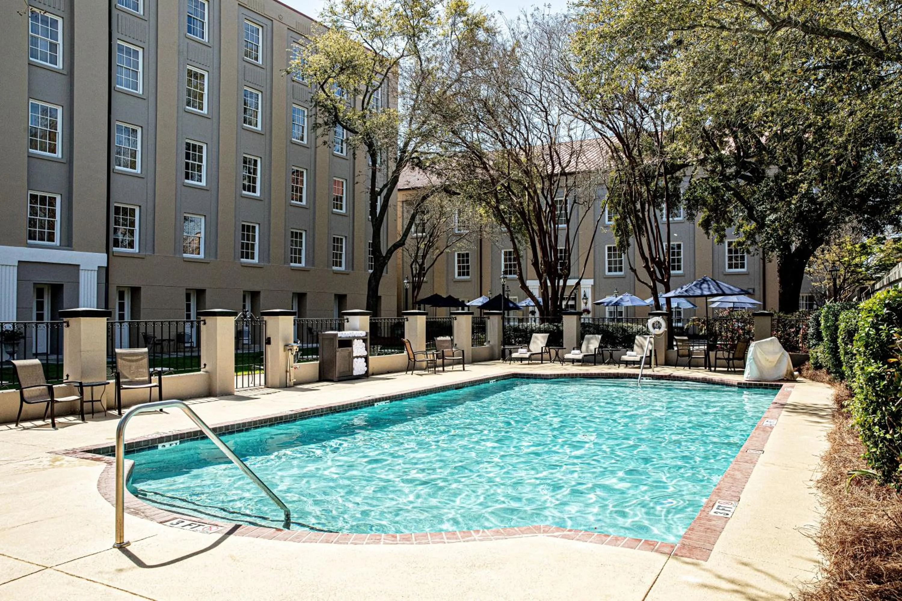 Property building in Hampton Inn Charleston-Historic District