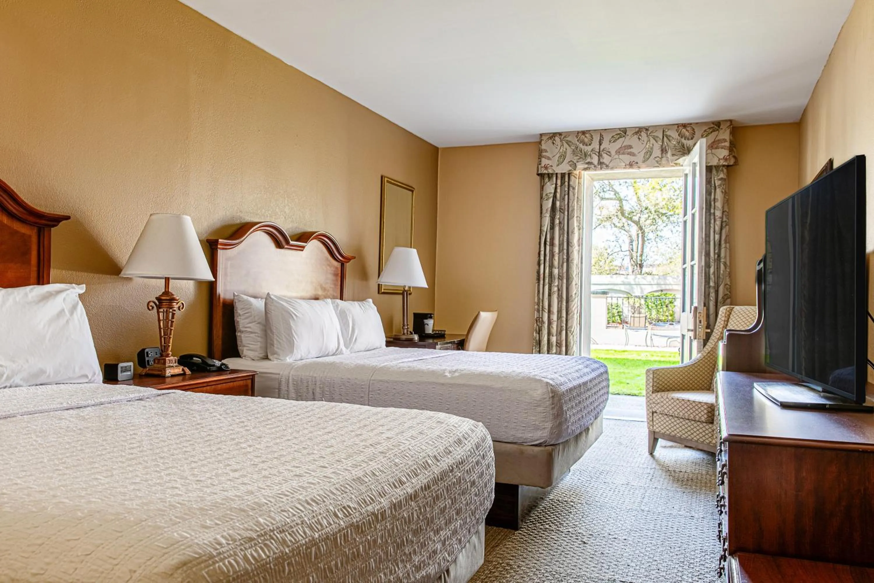 Patio, Bed in Hampton Inn Charleston-Historic District