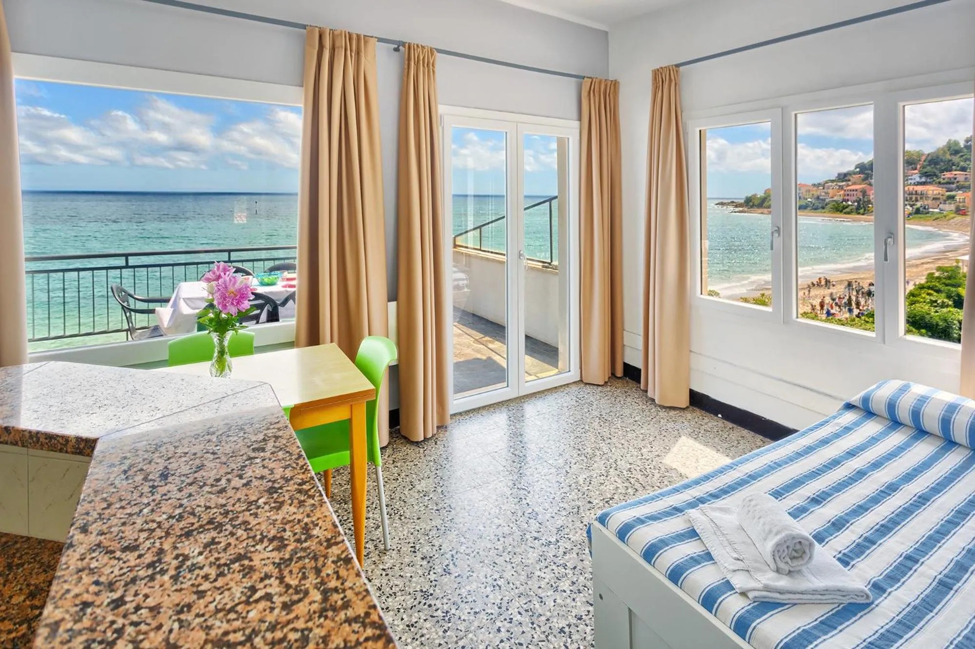 Living room, Bed in Blue Beach