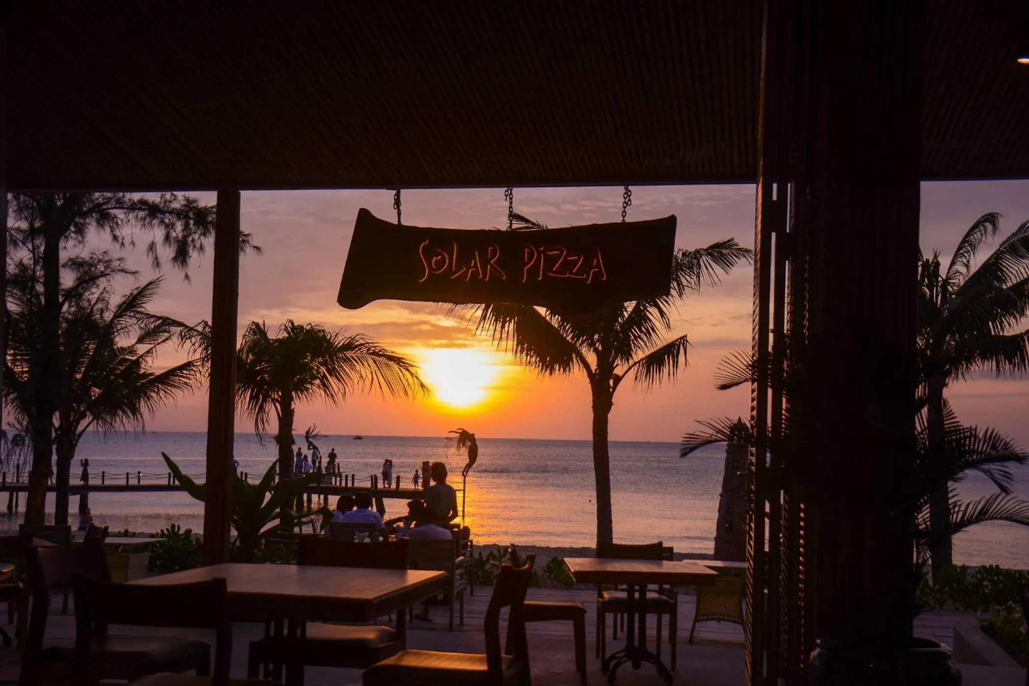 Restaurant/places to eat in Sunset Sanato Resort & Villas