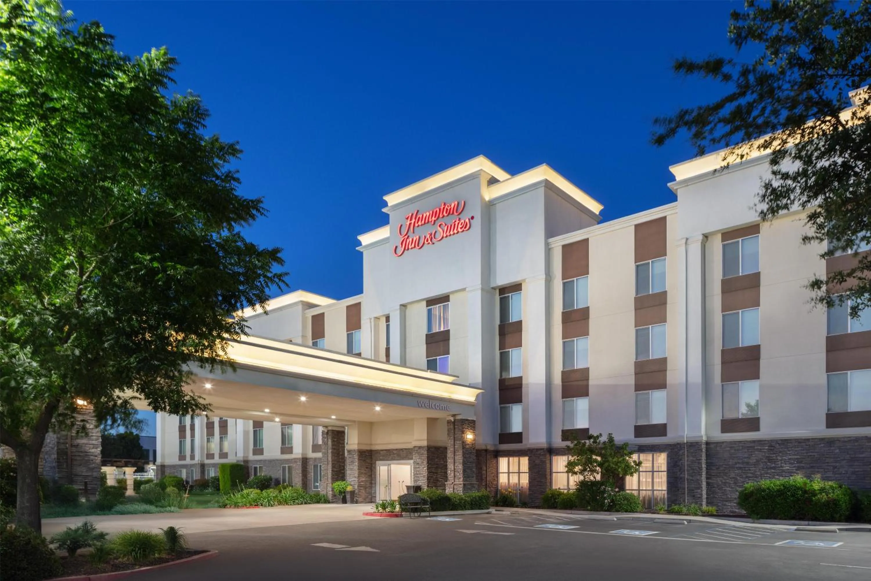 Property building in Hampton Inn & Suites Fresno