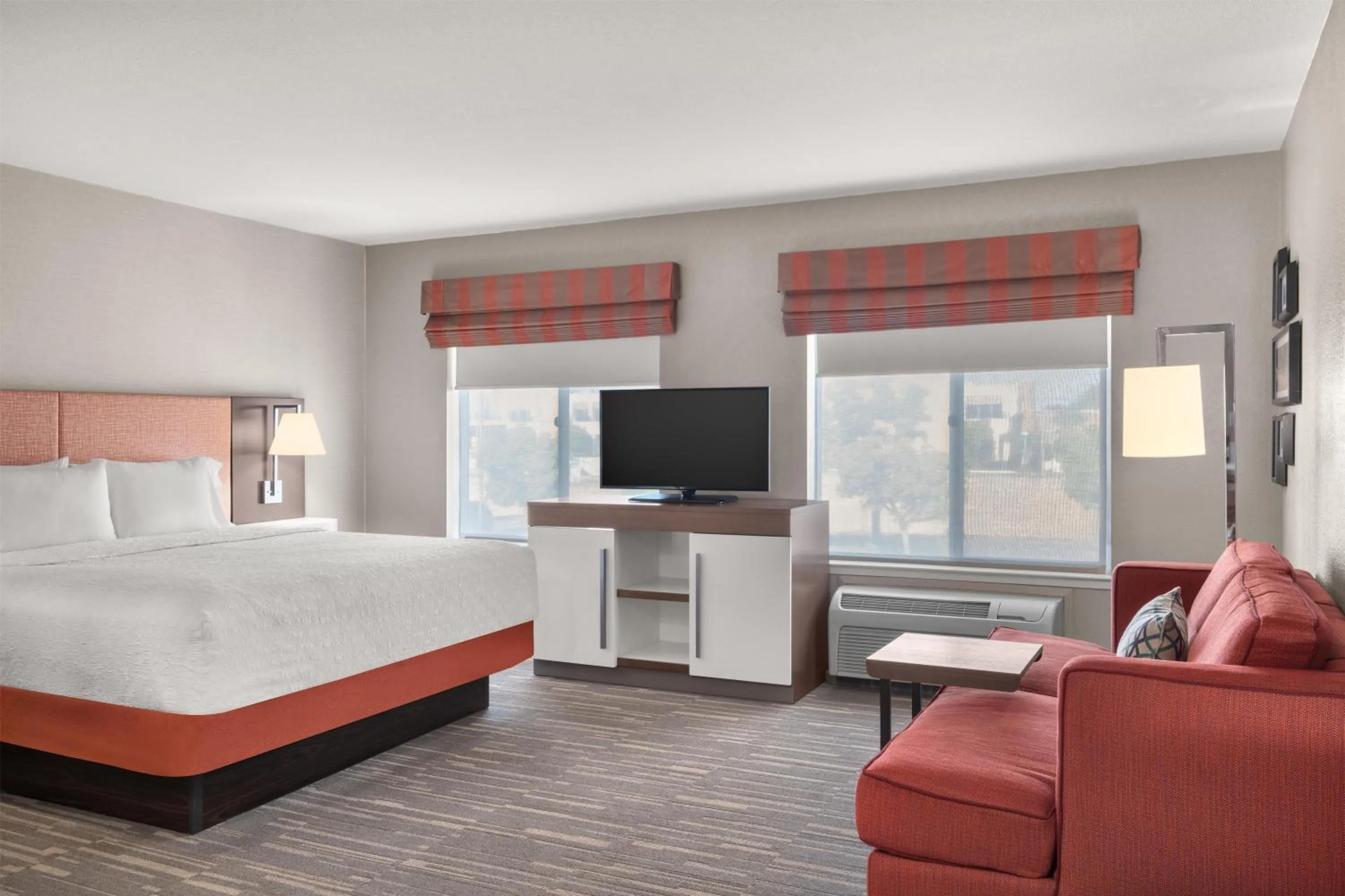 Living room, Bed in Hampton Inn & Suites Fresno