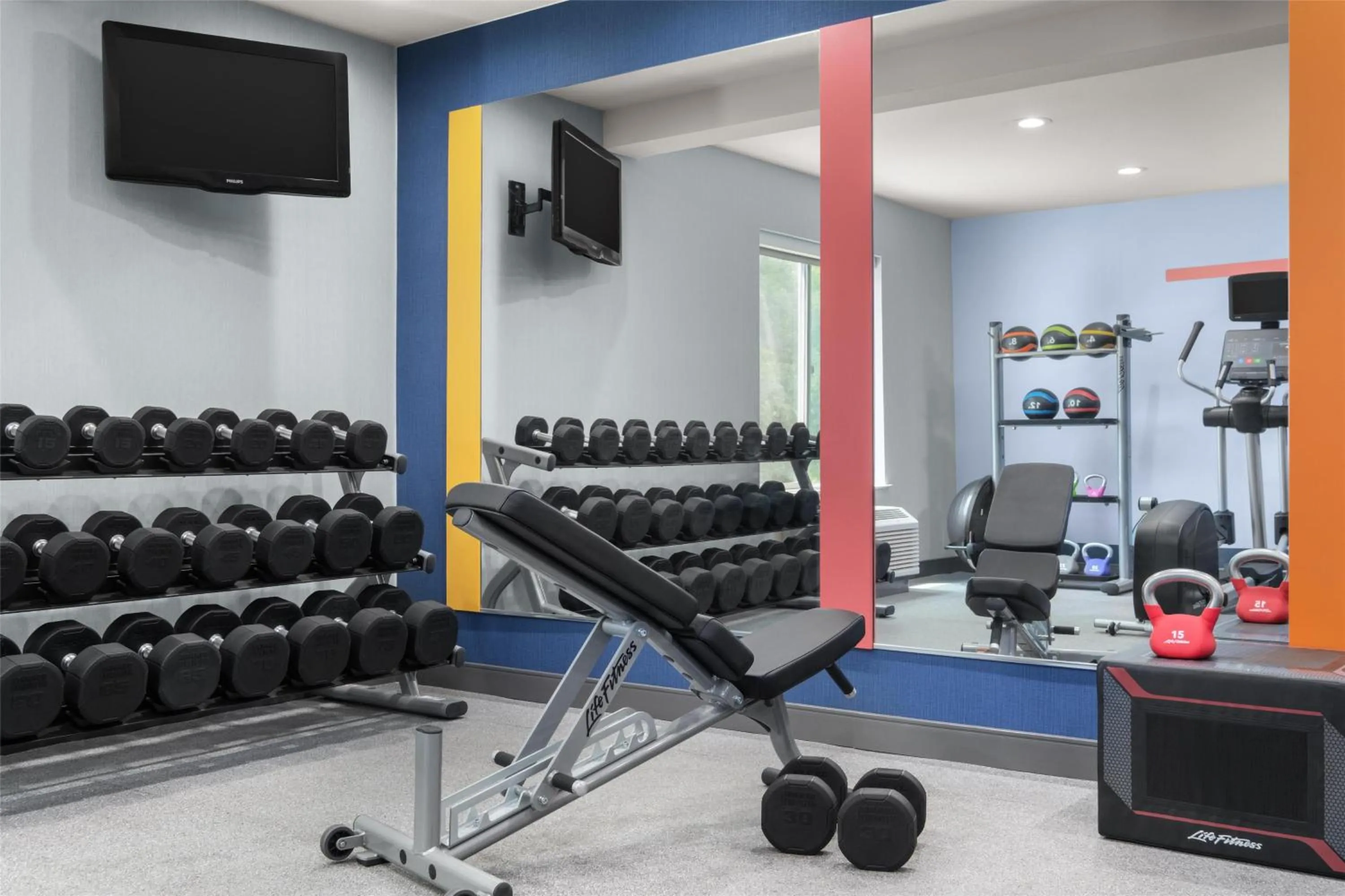 Fitness centre/facilities in Hampton Inn & Suites Fresno