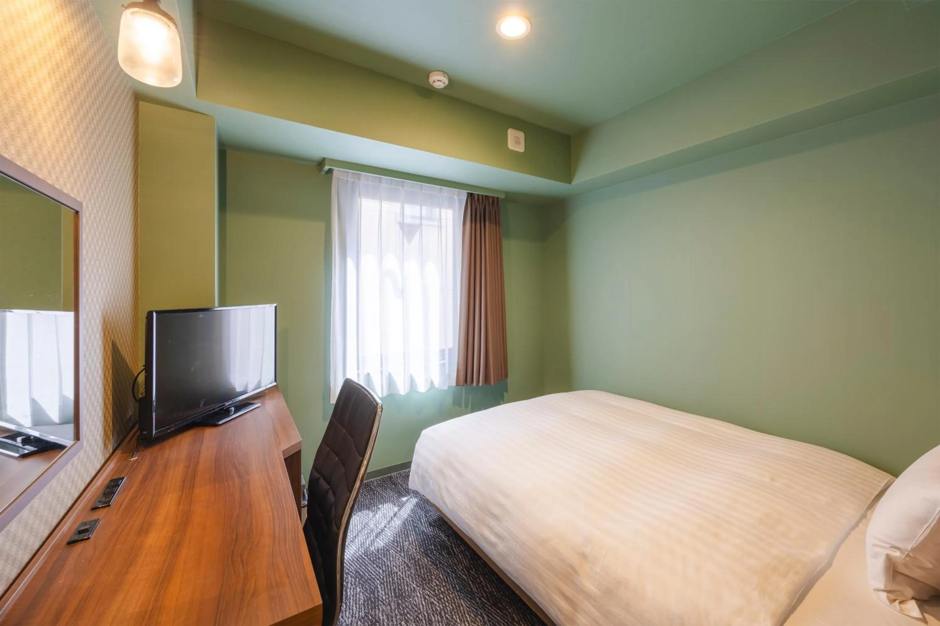 Photo of the whole room, Bed in KOKO HOTEL Shimbashi Onarimon - formerly Hotel Wing International Shimbashi Onarimon