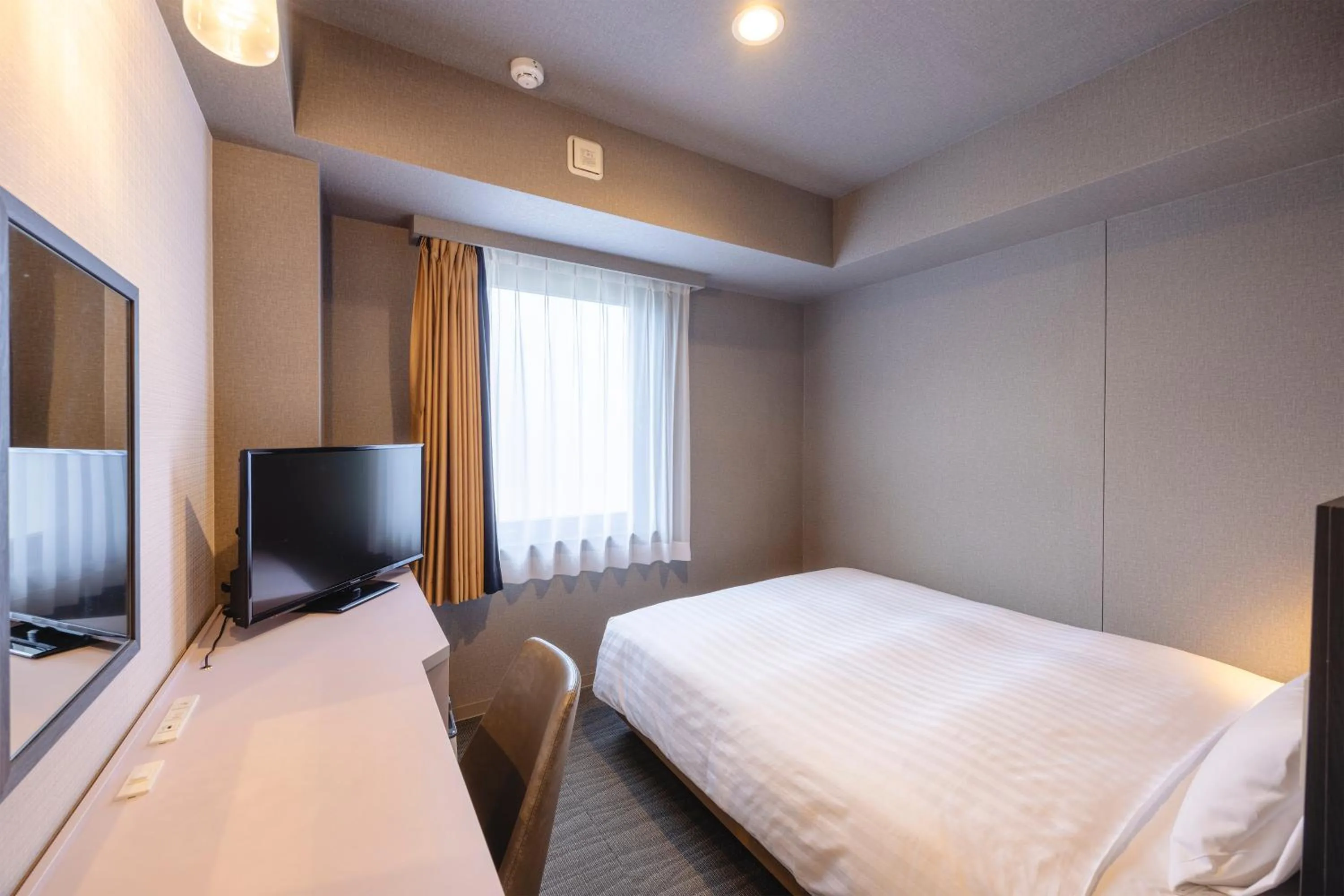 Photo of the whole room, Bed in KOKO HOTEL Shimbashi Onarimon - formerly Hotel Wing International Shimbashi Onarimon