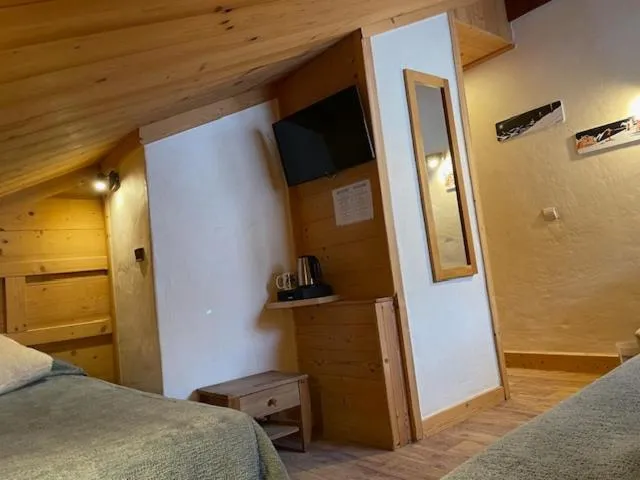 Shower, Bed in Hotel Le Very