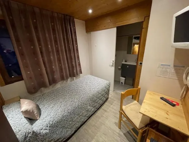 Shower, Bed in Hotel Le Very