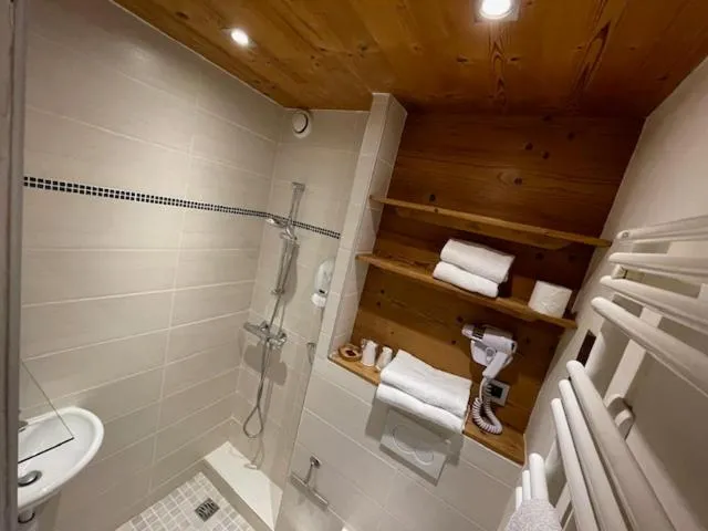 Shower in Hotel Le Very
