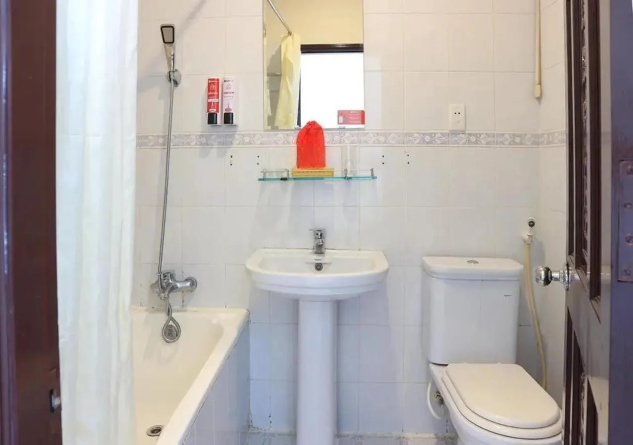 Shower in Tan Hoang Long Hotel