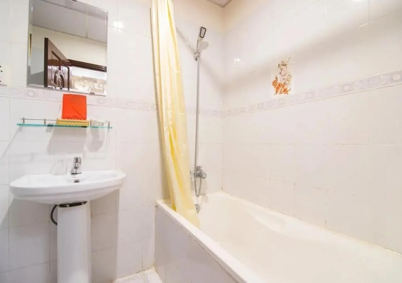 Shower in Tan Hoang Long Hotel