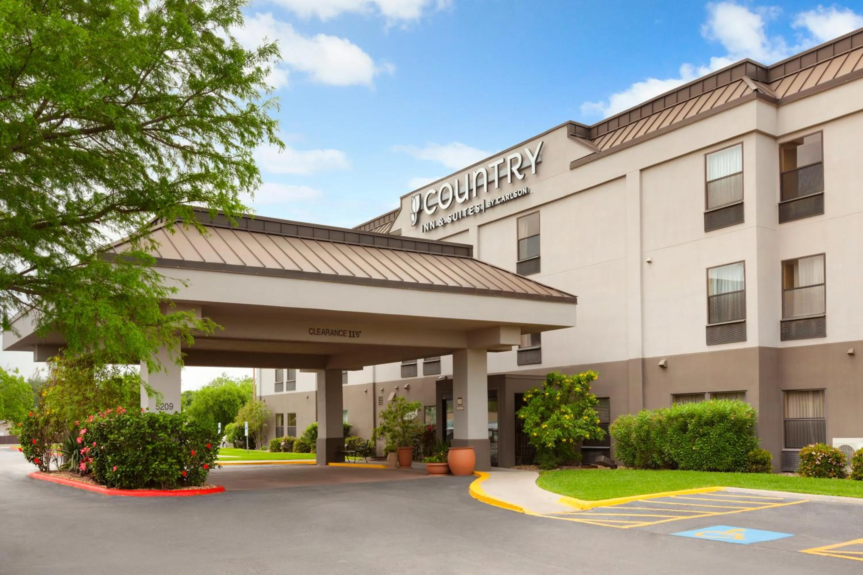 Facade/Entrance in Country Inn & Suites by Radisson, Corpus Christi, TX