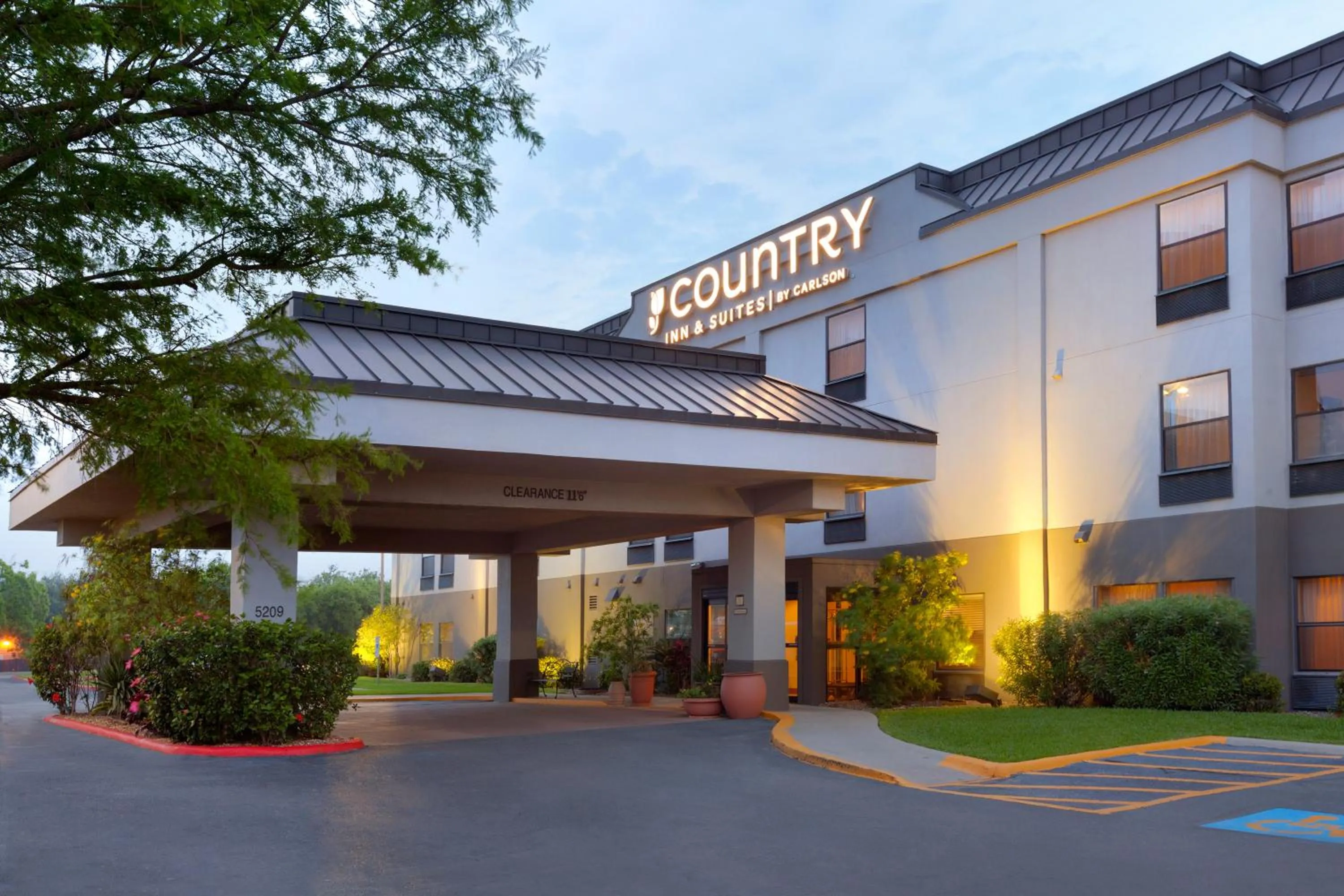 Facade/entrance, Property Building in Country Inn & Suites by Radisson, Corpus Christi, TX