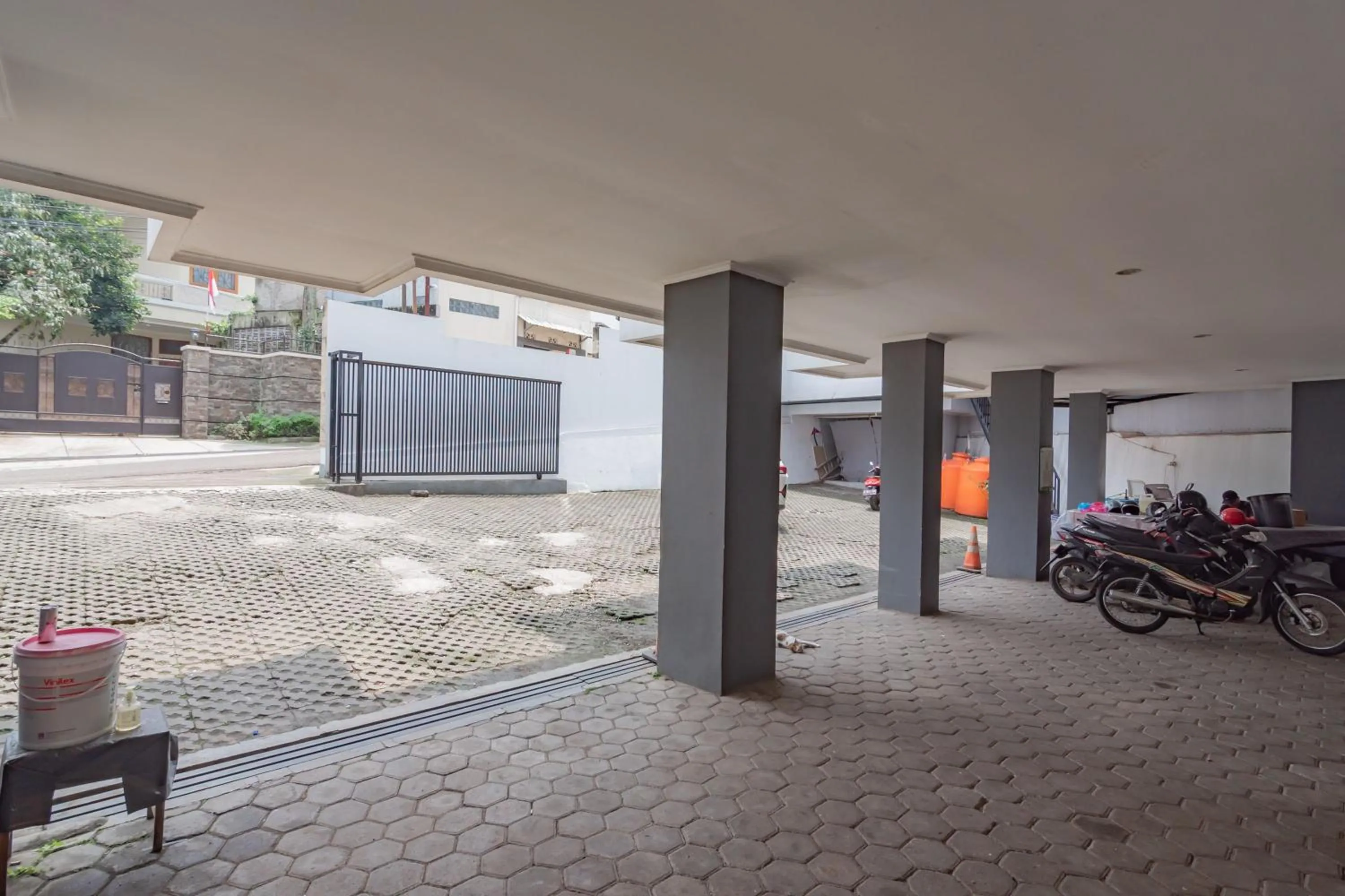 Parking in RedDoorz at Dago Asri 3