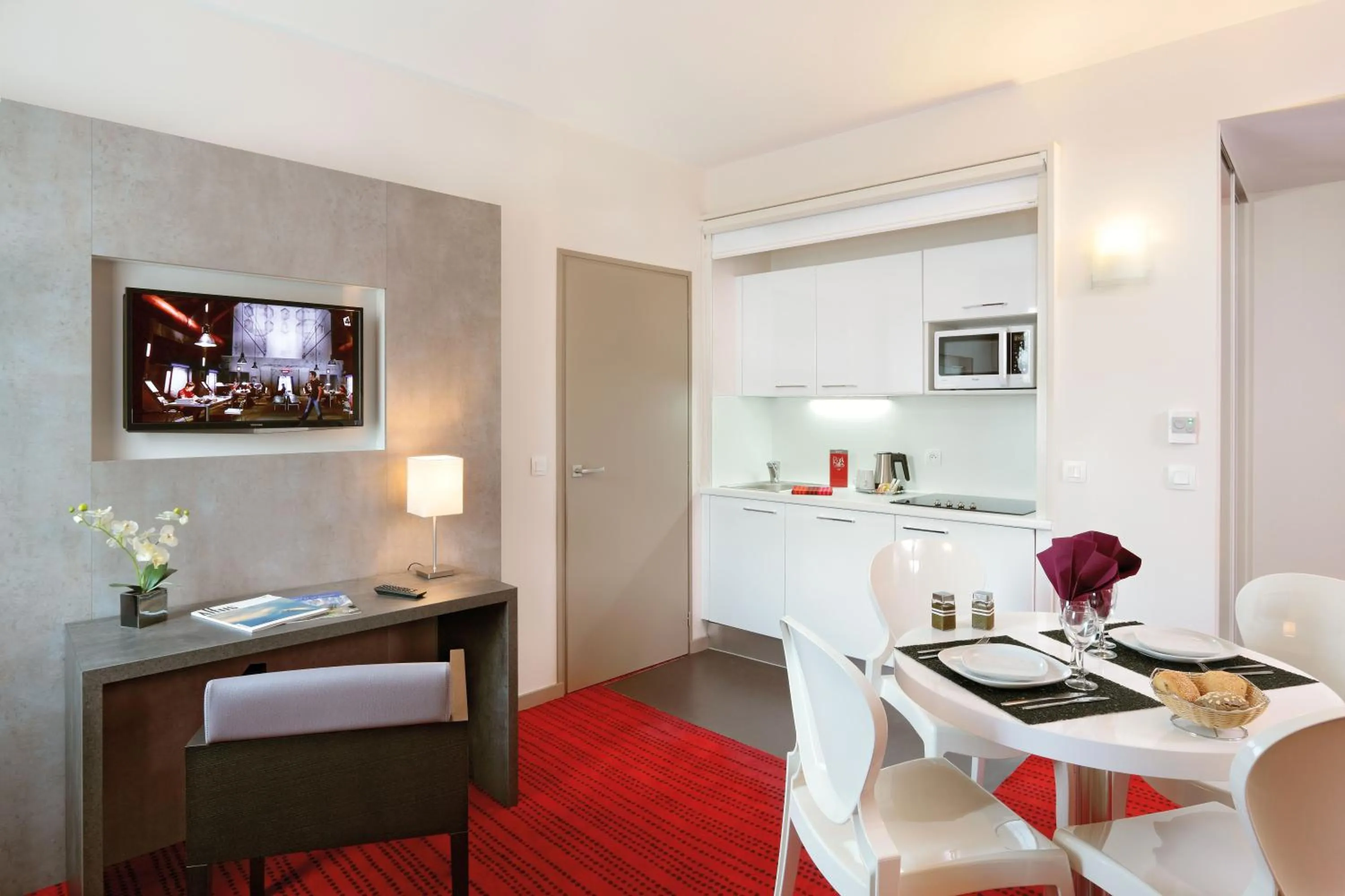 Kitchen or kitchenette in Appart'City Confort Grenoble Inovallée