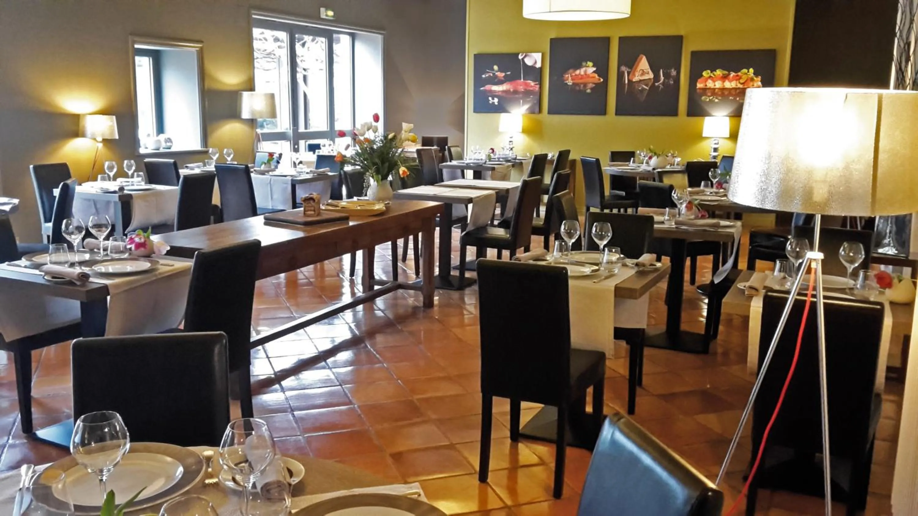 Restaurant/places to eat in Demeures et Chateaux l'Abbaye Caladoise - Anciennement Hostellerie Ferme du Poulet