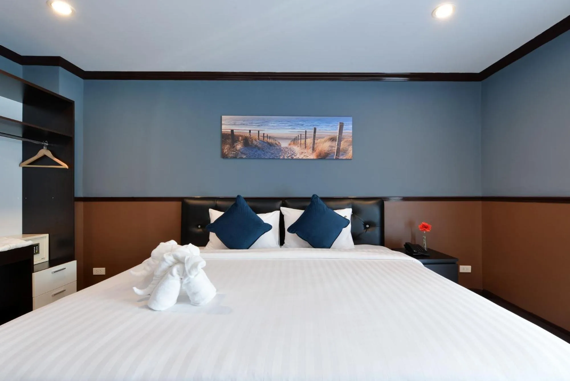 Bed in The Breton Hotel Media