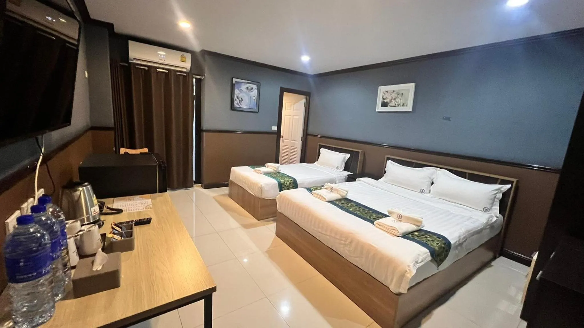 Bed in The Breton Hotel Media