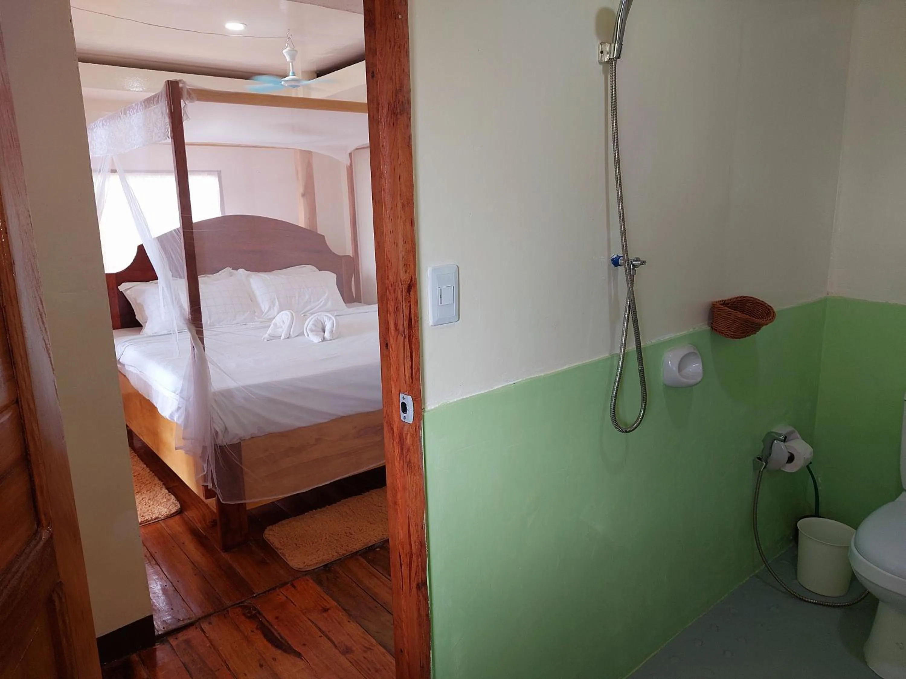 Bathroom, Bed in Jungle bar Resto & Cottages
