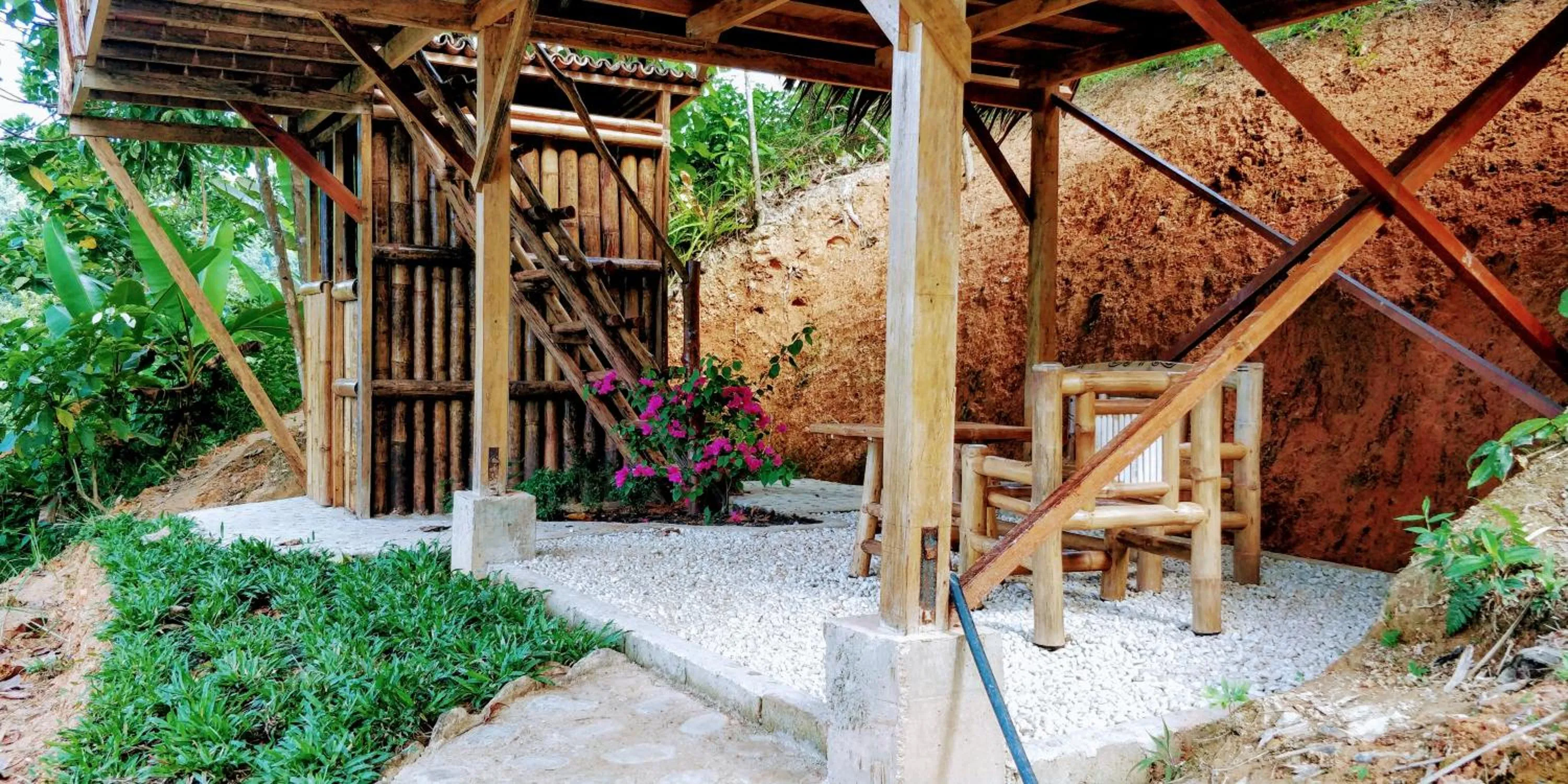 Garden in Jungle bar Resto & Cottages